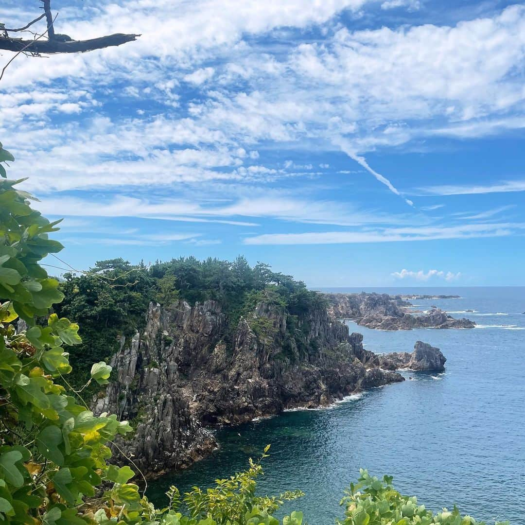 みきなつみさんのインスタグラム写真 - (みきなつみInstagram)「夏の全部詰め込んだ様な２日間…！！🌞 ずっと行ってみたかった佐渡金山にも 行けました〜！タイミングよく花火も見れて大興奮。 夏祭りなんて、何年振りでしょう。 カラオケでaikoのカブトムシも 歌ったので、完全に夏です。 おじいちゃんドライバーが沢山連れてってくれたよ！ ククク。ありがとう🤗💞 いっぱい撮ってきたから、また動画もアップしよっと！ #佐渡島 #佐渡金山 #japan #日本の風景 #ジブリ #ラピュタ」8月13日 12時17分 - orangeenaa