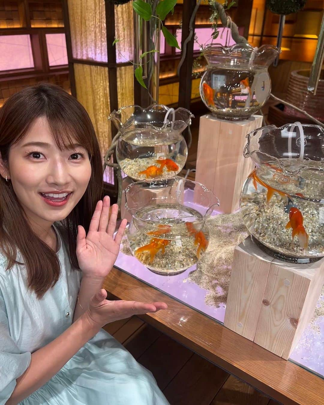 安藤萌々さんのインスタグラム写真 - (安藤萌々Instagram)「金魚鉢に金魚が泳いでいました🐟🫧   セットアップ NOLLEY'S ピアスete  トップス、スカート NOLLEY'S ピアスJouete 靴DIANA   大きくて立派な #流金 (だと思う) 尾が綺麗でした🫧  #ゴルフ焼け #ゴルフ #女性アナ  #アナウンサー #衣装  #夏服  #メイク  #外ハネ  #ウォームスプリング  #骨格ウェーブ #骨格診断  #イエベ春 #パーソナルカラー  #ソフトエレガント #フレッシュ #メイク #ヘアアレンジ #大人かわいい コーデ  #綺麗め #ソフエレ #ENTP  #ワンピース #モノトーン  #イメコン #コーディネート」8月13日 12時14分 - momo_ando_ex