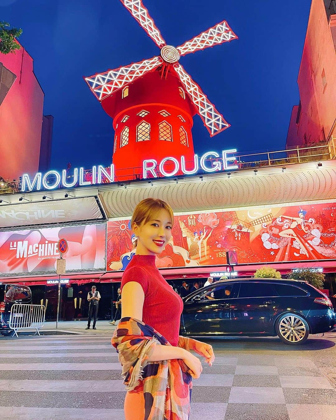 瀬戸早妃のインスタグラム：「Parisの思い出振り返り🇫🇷  最も印象に残ったイベントの中の一つ ムーランルージュ🎡  ニコール・キッドマンとユアンマクレガーの有名な映画でばっちり予習（号泣）して、 ワクワク楽しみにこの日を迎えました💙  華やかで煌びやかなショーは、 まさに宝塚のレビューそのもの💃 女性だけのショーかと思いきや、こちらは一部男性の方々のシーンもあり💪 筋肉ムキムキ😝 そして、シルク・ド・ソレイユのようなアクロバットシーンもありました🎬⛸️  チケット購入時にセットでついてくる🍾も飲んでほろ酔い🥰大充実の時間でした❣️  今回特に治安の心配をしていたので、ドレスアップができず…👗 カクテルドレスでお洒落しているセレブたちが集っていて、良いなぁ〜と横目で👠❤️笑 ベストは尽くしたので、次回への学びにします❤️  のぞさま @nozomifuto_official が購入していたムーランルージュのオフィシャルスニーカー👟✨ 私も欲しくて買おうとしたら、オンライン限定とのことで 帰国してからオーダーしました（写真9枚目）🇫🇷 フレンチカンカン可愛い🥰  日本の帝国劇場で上演中のムーランルージュはチケット🎫が取れず、観に行けそうにありませんが、 Parisの想い出を噛み締めたいと思います🥲のぞ様ぁぁぁ 観たかったぁぁぁ❤️  ちなみに、ムーランルージュの劇場の中にも公式グッズは売っていますが そことは別に、ショーを観てない人でもグッズだけ買えるショップがMontmartre（モンマルトル）の丘の途中にありました😘 写真10枚目がそのショップ。 全部可愛くて目移りしちゃうよねー。 タンブラーとかも欲しかったけど、円安あいまってなかなかのお値段だったので諦めちゃったの今になって後悔💦 もう何も気にせず買えばよかった😇  どうしても欲しかったツイリーはゲット出来たので❤️ また🧳使う時に紹介します♪  #paris #france #ムーランルージュ #moulinrouge #フレンチカンカン #宝塚 #宝塚歌劇団 #レビュー #reviewshow #パリ旅行 #フランス旅行 #旅の思い出」