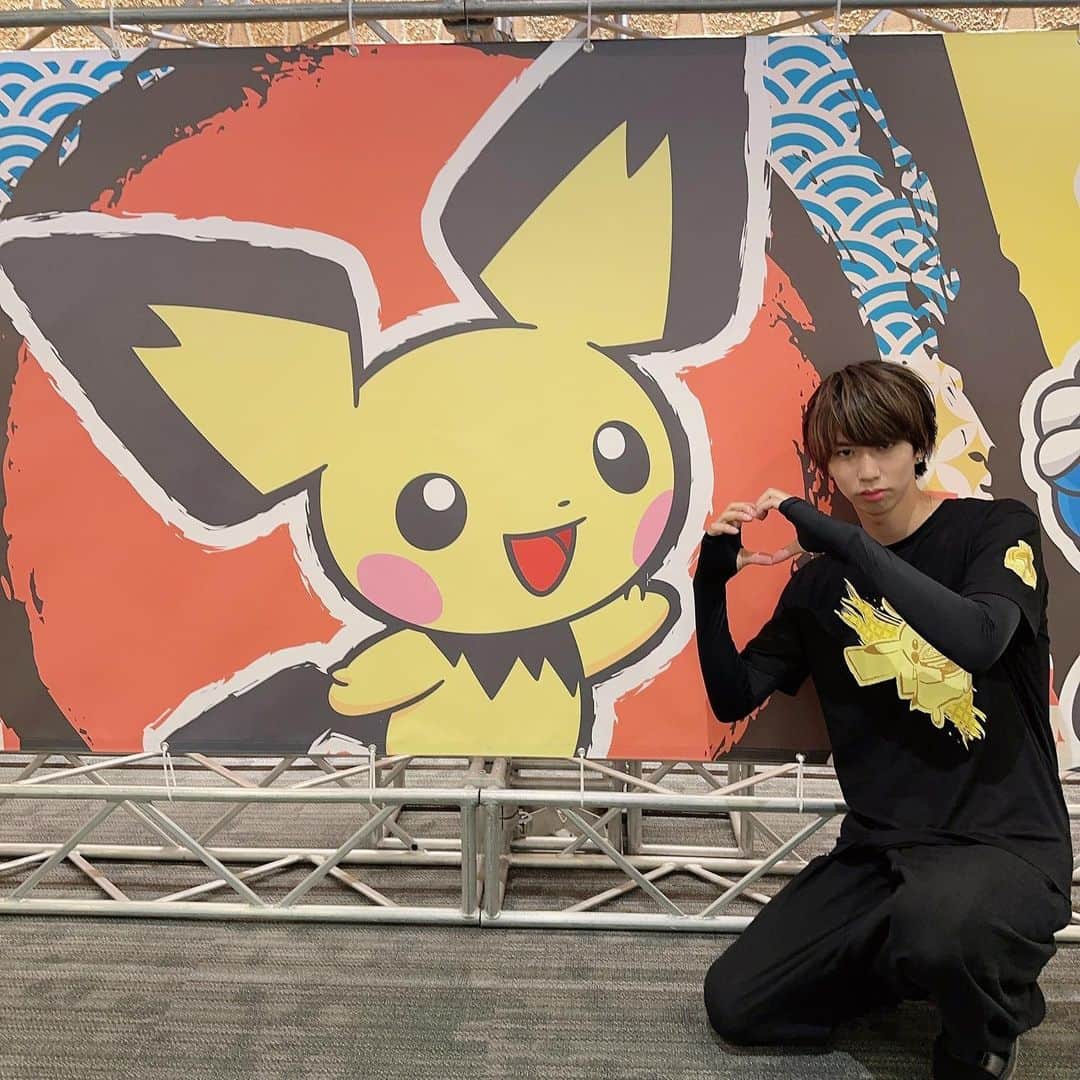 はじめしゃちょーのインスタグラム：「横浜でポケモンの世界大会が開催してます！ 横浜がポケモンで染まっててかわいすぎた… 1番好きなポケモンはピチューです  #ポケモンwcs2023」
