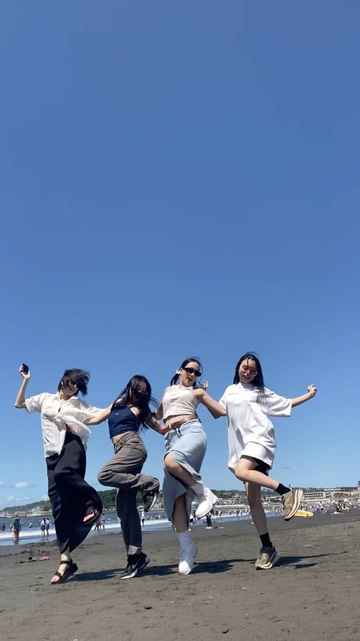 渡邉真梨奈のインスタグラム：「強風💨🌊🏝️  #kissoflife #kissoflifeshhh #kpopdancecover  #江ノ島海岸 #強風」