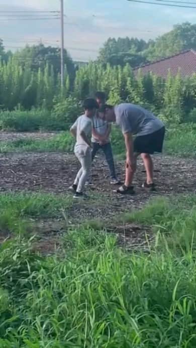 美濃輪育久（ミノワマン）のインスタグラム：「子供達と自然の中で格闘技練習。  #ミノワマンZ#宇宙超人#総合格闘家#パーフェクトリアルプロレスラー#MMA#子供」