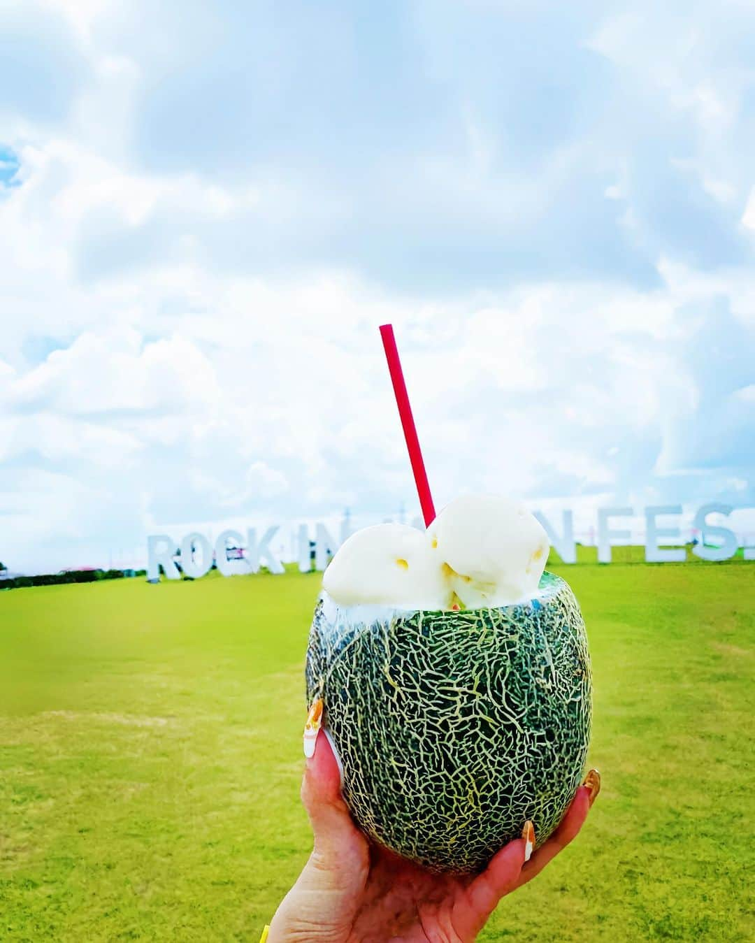 桜ゆみのインスタグラム：「ロッキン🍈！  台風セーフで５日間でいちばん涼しいみたい☺️ 汗だく超えて滝汗だけど🤣  これひとりで食べる量じゃなかったデス… ちょっと悲しい🙈笑  . #ロッキンジャパン  #rijf2023」