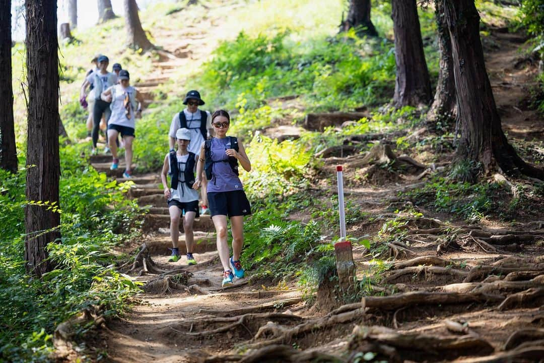 吉田麻衣子さんのインスタグラム写真 - (吉田麻衣子Instagram)「⛰️ 日々に追われて、ここ1週間何してたっけ？って考えると全然思い出せなかったりすることがよくある。 🧘‍♀️ "今と向き合う"を意識しているけど、 今回のトレラン×ヨガで改めてその大切さを感じていい日だったなと思う。 あとは、新たな挑戦をするって本当に学びがあって楽しい。 　 先日のONE DAYトリップの記事が公開されました。 山を走るひとにも ヨガをするひとにも 日々忙しいひとにも読んで頂きたい。　 　 https://www.goldwin.co.jp/tnf/run/columns/trail-running-yoga-trip/  @tnfwomen  photo @doryu_3754」8月13日 12時26分 - maiko_yoshida_