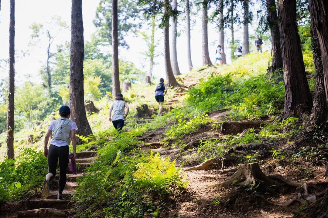 吉田麻衣子のインスタグラム：「⛰️ 日々に追われて、ここ1週間何してたっけ？って考えると全然思い出せなかったりすることがよくある。 🧘‍♀️ "今と向き合う"を意識しているけど、 今回のトレラン×ヨガで改めてその大切さを感じていい日だったなと思う。 あとは、新たな挑戦をするって本当に学びがあって楽しい。 　 先日のONE DAYトリップの記事が公開されました。 山を走るひとにも ヨガをするひとにも 日々忙しいひとにも読んで頂きたい。　 　 https://www.goldwin.co.jp/tnf/run/columns/trail-running-yoga-trip/  @tnfwomen  photo @doryu_3754」