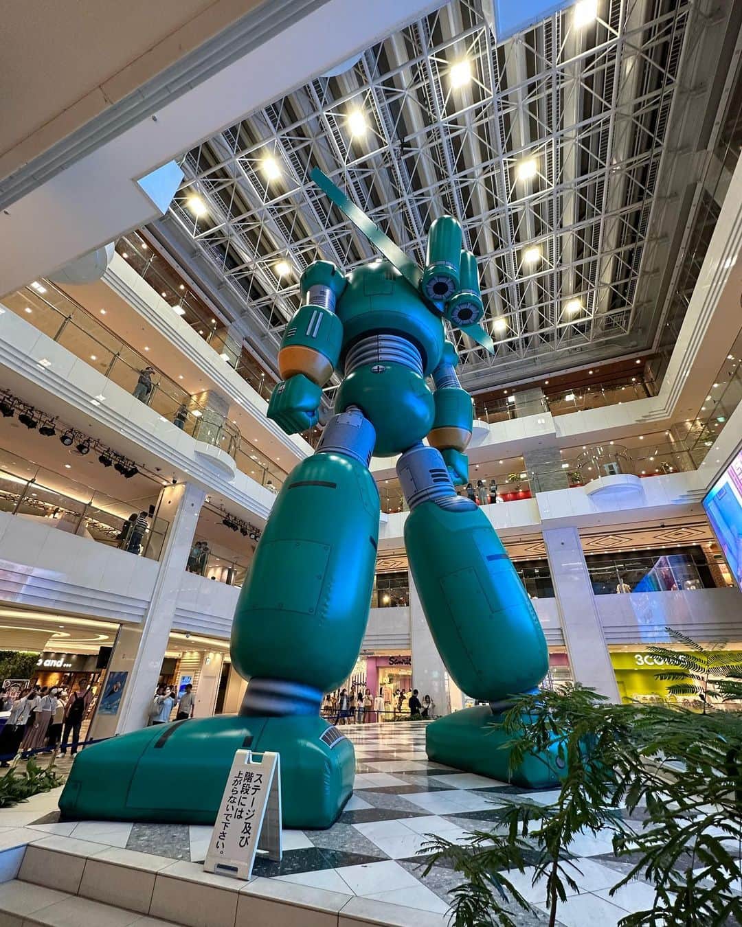 天神英貴さんのインスタグラム写真 - (天神英貴Instagram)「大きなロボは大好物。 I’m big fan of big robots!!  #クレヨンしんちゃん  #カンタムロボ  #池袋サンシャイン」8月13日 12時26分 - tenjin_hidetaka