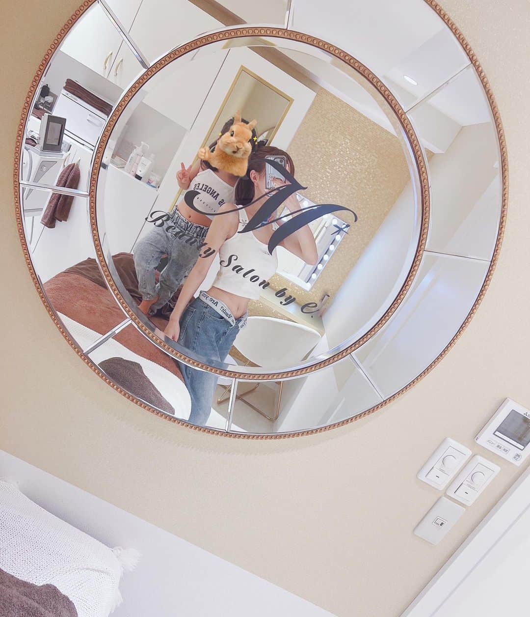 唯月みらいのインスタグラム：「いつも大事な日の前に行く わたしの駆け込み寺サロン🤍🫧  だいすきなニードレスインジェクターを やってもらう予定だったんだけど 急遽マシンがメンテナンスに入ってしまい ハイフに変更🌻 ここのサロンさんでははじめてのハイフ🤍 全然痛みがなくて、首や鎖骨、おでこにも あててくれるのがとってもよかった😩🫶 施術直後からお顔がきゅってなった🧖‍♀️  ここは子連れOKなサロンさんで 娘もスタッフのお姉様方がだいすきで いつも一緒に伺うんだけど 本当にありがたいなと感謝です🥲💓」