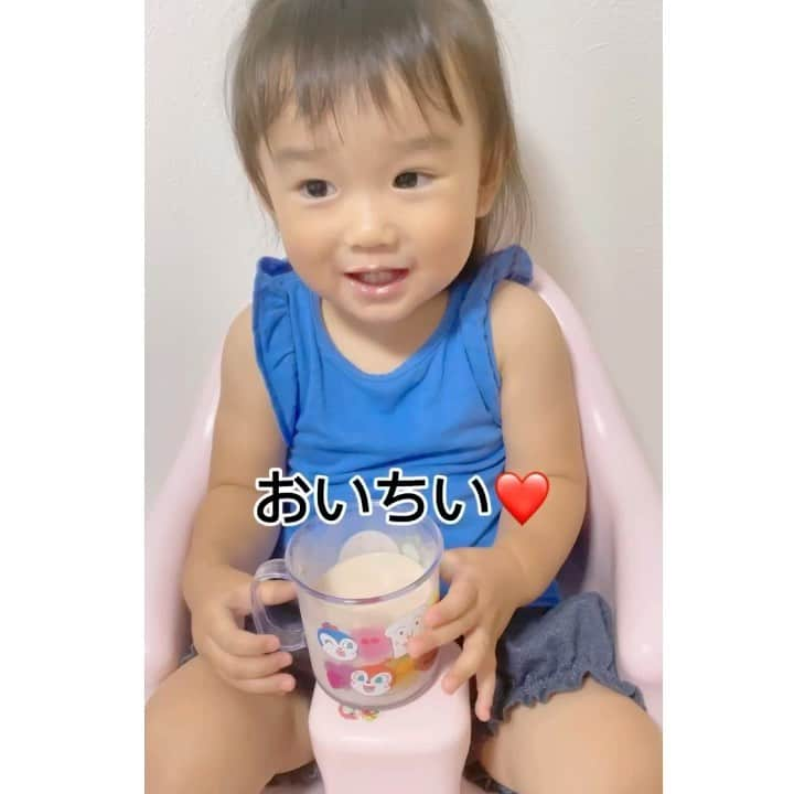 影山祥子のインスタグラム：「みー初めてのミルクココア🥰 作る時に粉入れすぎて溶けなくて焦った。笑 飲むかなーっと思ったけどこの反応🥰 よかった😁🧡 最近好き嫌いが出てきて野菜を全然食べてくれなくなって困ってたけど、これ飲むだけで栄養バランスをサポートしてくれるから今の今まじでありがたい😭✨ そのうち食べるようになってくれると思うけど、それまではこういうのでサポートしていこうと思った🥺 なかなか食事だけで栄養とりきれないし、今は食べてくれない時期になったし余計に栄養的なの心配になるから少しでも取り入れよ🙊✨  @thekindest_official   #thekindest #カインデスト #赤ちゃんからの食育 #まんてんバランス #食事　#育児　#子供のいる生活　#pr」