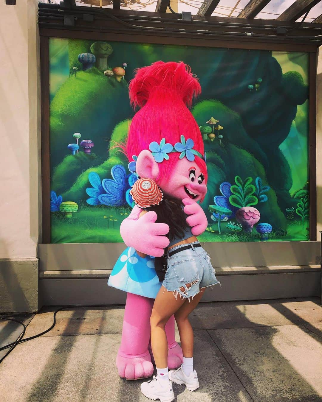 小野美公さんのインスタグラム写真 - (小野美公Instagram)「🌸ポピーとあたす🩷  #trolls #universalstudioshollywood #ハリウッド#ゆにば #LA#オーストラリア留学 #シドニー#海外旅行 #海外生活」8月13日 12時35分 - mikuhead