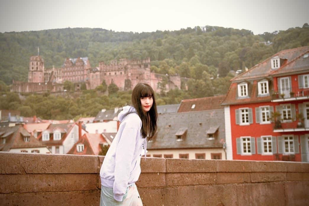 ASCAのインスタグラム：「in Heidelberg🇩🇪  雨と風で寒くて裏起毛のGermanyパーカーを買って沢山歩いた日。  街行く人はちょっとやそっとの雨では 傘をささなくて身軽でかっこよく見えた☔︎  1枚目はハイデルベルグ城が後ろに見えてて、 2枚目は一心不乱にパスタと向き合う私で、 3枚目は生クリームを使っていないイタリアの絶品カルボナーラ。  4枚はカール・テオドールという古い橋で、 なんと1284年に架けられたんだって。 5.6枚目はスターバックスのシャンデリアと時計。 ドイツの天井はどこも高くてシャンデリアがメジャーだったよ。  どこを切り取っても絵になる場所、また帰れますように...🏰  #ASCA #asca_jp #sacramusic #goodmusic #music #newrelease #newmusic #photography #photooftheday#portraitgames #earth_portraits #moodygrams #vscoportrait #fashion #japan #anime #anisong #Spotify #Applemusic #LINEMUSIC #portraitpage #EDENSZERO #AnimagiC2023」