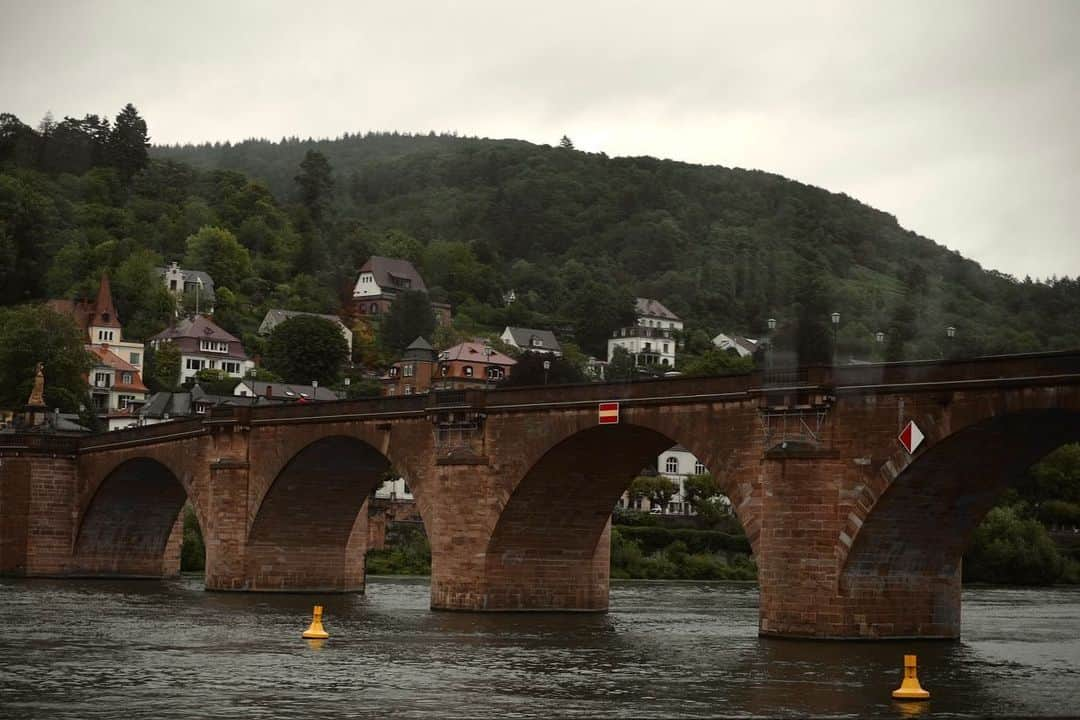 ASCAさんのインスタグラム写真 - (ASCAInstagram)「in Heidelberg🇩🇪  雨と風で寒くて裏起毛のGermanyパーカーを買って沢山歩いた日。  街行く人はちょっとやそっとの雨では 傘をささなくて身軽でかっこよく見えた☔︎  1枚目はハイデルベルグ城が後ろに見えてて、 2枚目は一心不乱にパスタと向き合う私で、 3枚目は生クリームを使っていないイタリアの絶品カルボナーラ。  4枚はカール・テオドールという古い橋で、 なんと1284年に架けられたんだって。 5.6枚目はスターバックスのシャンデリアと時計。 ドイツの天井はどこも高くてシャンデリアがメジャーだったよ。  どこを切り取っても絵になる場所、また帰れますように...🏰  #ASCA #asca_jp #sacramusic #goodmusic #music #newrelease #newmusic #photography #photooftheday#portraitgames #earth_portraits #moodygrams #vscoportrait #fashion #japan #anime #anisong #Spotify #Applemusic #LINEMUSIC #portraitpage #EDENSZERO #AnimagiC2023」8月13日 12時38分 - asca_jp