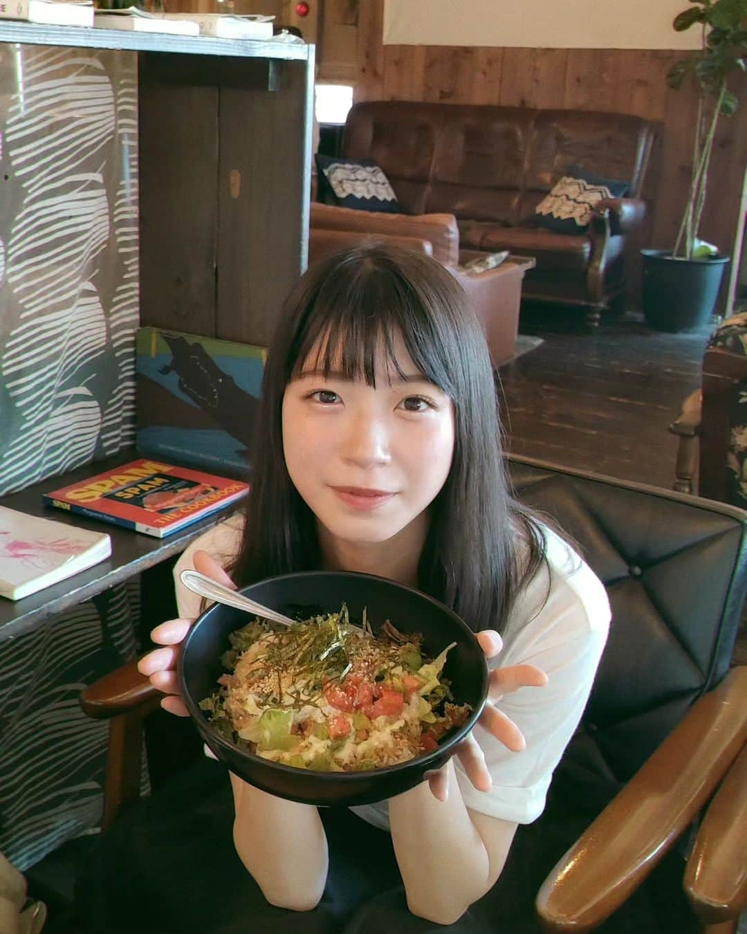 熊井戸花さんのインスタグラム写真 - (熊井戸花Instagram)「八王子にあるTUBO CAFE（ツーボカフェ）でお昼ご飯たべました☺️⁡ ⁡⁡ ここにくるといつも⁡鮭とアボカドの温玉のっけ丼たべてます^ ^🫶🏻⁡ ⁡温玉のっけ丼しか信じられない(>_<)‼️‼️⁡ ⁡⁡ ⁡みんなも行ってみてね〜^ ^💞💞⁡ ⁡⁡ #熊井戸花 ⁡ ⁡#おはなちゃん ⁡ #テンカラット ⁡ ⁡ #テンカラットプリューム ⁡ ⁡ #17歳 ⁡ ⁡⁡ ⁡  #tubocafe  #ツーボカフェ  #鮭とアボカドの温玉のっけ丼  #アボカド料理 #東京カフェ  #東京ランチ  #八王子グルメ  #八王子カフェ  #八王子ランチ  #お昼ご飯」8月13日 13時08分 - kumaido_hana