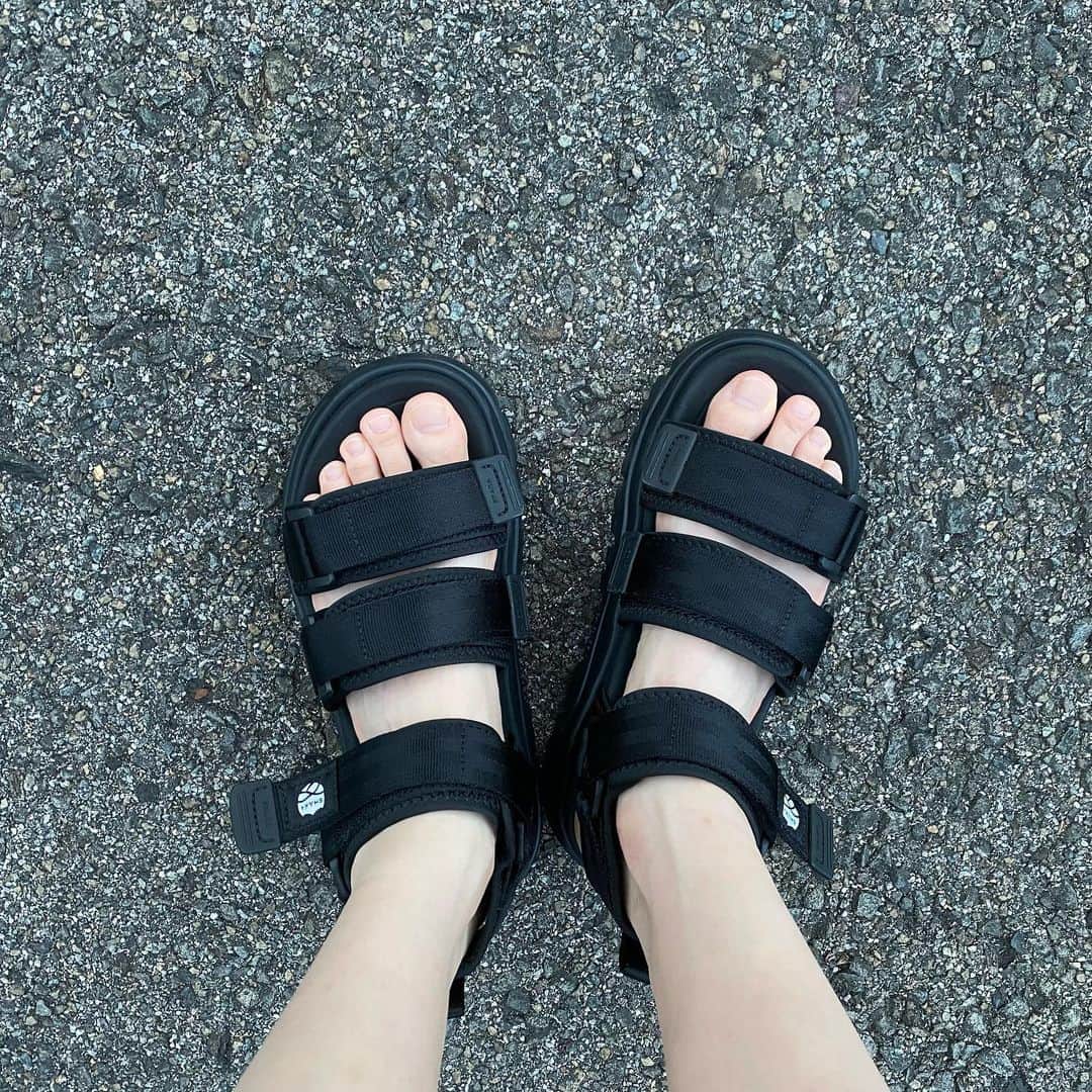 尾碕真花のインスタグラム：「. . . また夏の相棒に、、、☀️🍉 . 靴擦れ知らずの最強サンダル🩴 . @shaka_footwear」