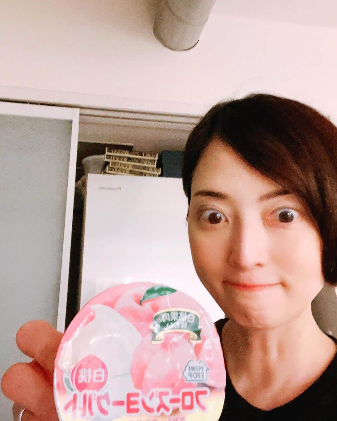 八木沼純子のインスタグラム：「遅ればせながら今夏ハマった フローズンヨーグルト🤤❤️ 暑すぎる夏、こればっかり！ ・ ・ ・ #白桃シリーズ  #暑すぎるから  #フローズンヨーグルト  #しかも白桃  #箱買いしたい  #生きた乳酸菌  #シャクシャク 食べれる #白桃 #ミニストップ  #近くのミニストップさんでは白桃フローズンなくなってる #カロリーは87kcal #とはいえ  #太るから気をつけないと」