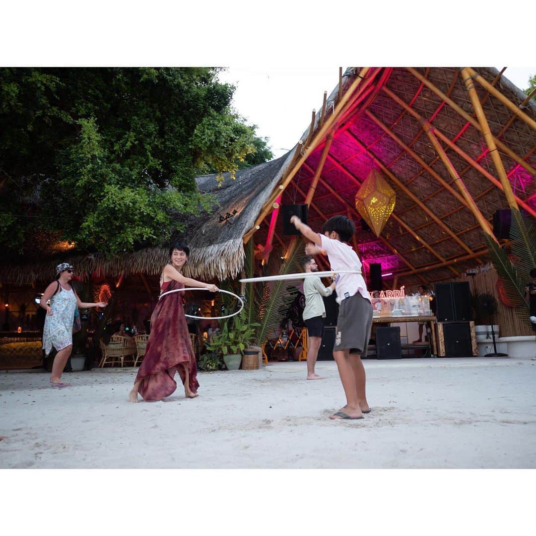 桃生亜希子のインスタグラム：「Half moon Festivalのプレパーティー。✨🌈✨🌜🌛 　 　息子とフラフープでダンスして、場を盛り上げる。😂 　音楽も段々良くなって来て、リラックスしていいパーティーだったよ。 　 　息子が大きくなったら、また本当のパーティーにも行きたいな！(まだ行ってくれたら。笑)  #halfmoonparty #halfmoonfestival」
