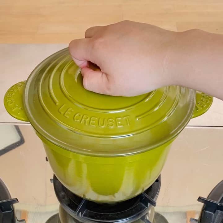 のインスタグラム：「【ル・クルーゼ 公式レシピ】バジルペースト入り夏野菜スープ～スープ オ ピストゥ  バジル、にんにく、オリーブオイルをペースト状にしたものをpistou (ピストゥ) といい、南フランスの代表料理 スープ オ ピストゥをご紹介します。好きな野菜を組み合わせてバリエーションも楽しめる、シンプルでヘルシーなお料理です。  ======材料====== (6人分/ココット・エブリィ 20)  〈バジルソース〉 バジル・・・3枝 (15g) アーモンドパウダー・・・25g パルメザンチーズ (すりおろし)・・・40g オリーブオイル・・・60〜90ｍl 粗塩・・・小さじ１ 白こしょう・・・少々 にんにく・・・1片  〈スープ〉 玉ねぎ・・・1個 にんにく・・・1片 セロリ・・・1本 パプリカ (赤)・・・1/4個 パプリカ (黄)・・・2/3個 ズッキーニ・・・1本 にんじん・・・1本 ショートパスタ・・・80g 茹で白いんげん豆・・・200g 野菜ブイヨン・・・1.3L (水でも可）  ======下準備====== ・にんにくは皮と芽を取り、みじん切りにする。 ・玉ねぎとにんじんは皮を剥き、１cm角に切る。 ・セロリは筋を取り、１cm角に切り、葉と茎に分けておく。 ・パプリカはヘタと種を取り１cm角に切り、ズッキーニも同じく１cm角に切る。 ・バジルソースの材料はミキサーにかけておく。(オリーブオイルの量は、ミキサーの回る量で調整してください。) ・茹で白いんげん豆はよく水気をきっておく。  ======作り方====== 1.　鍋にオリーブオイルを入れ弱火で熱し、にんにくと玉ねぎを透明になるまで炒める。パプリカ (赤・黄)、ズッキーニ、にんじん、セロリの茎を加えて５分ほど弱火で炒める。 2.　1.に野菜ブイヨンを入れ弱火で加熱し、煮立ったら、パスタとセロリの葉を加え、10分ほど弱火で煮る。 3.　火を止めて、ミキサーにかけたバジルペーストと茹で白いんげん豆を加え、再度弱火で温める。  #ルクルーゼ #lecreuset #ルクルーゼのある暮らし  #ルクルーゼごはん #テーブルウェア #テーブルコーディネート #キッチンウェア #キッチングラム #ルクルーゼのある生活 #ルクルーゼのある食卓 #食卓 #食卓グラム #キッチンツール   #ココットエブリィ #野菜スープ #夏野菜 #おうちごはん #おうちレストラン」