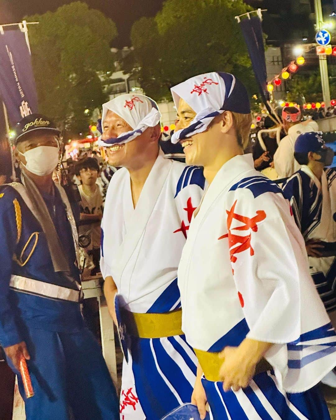 FISHBOYさんのインスタグラム写真 - (FISHBOYInstagram)「This is the traditional dance of Japan's summer, known as "Awa Odori." It's so much fun, so when you come to Japan during the summer, please make sure to experience it!!!  徳島市阿波踊りに今年も参加してきました。 今回も桟敷席で観たあとにそこらへんで適当に踊れたら位に思っていたら 有名連である葉月連 @hazukiren_official さんに参加できることになりました。  伝統を汚さぬ様に…と緊張しているところに 技術的な指導もしていただきつつ 楽しめばいいんだよ！とか お酒を勧めてくれたり等 優しく接して頂きました。 LOVE 葉月連… LOVE 阿波踊り。  今回は連員として一体になりたい！と思っていたのでどこにいるか分からない！が褒め言葉です。 (頑張って見つけてくれても嬉しいです笑)  外部の人はもちろん連員でさえも出れないことがある フィナーレの総踊りにも参加！  間違いなくこの夏のハイライトになる瞬間でした。 提案してくれた @orion888begin ありがとう！  阿波踊り、本当に楽しい空間なので是非遊びに行きましょう！ 阿波踊り関係者のみなさんも15日までお身体に気をつけて頑張ってください！」8月13日 13時18分 - fishboydance