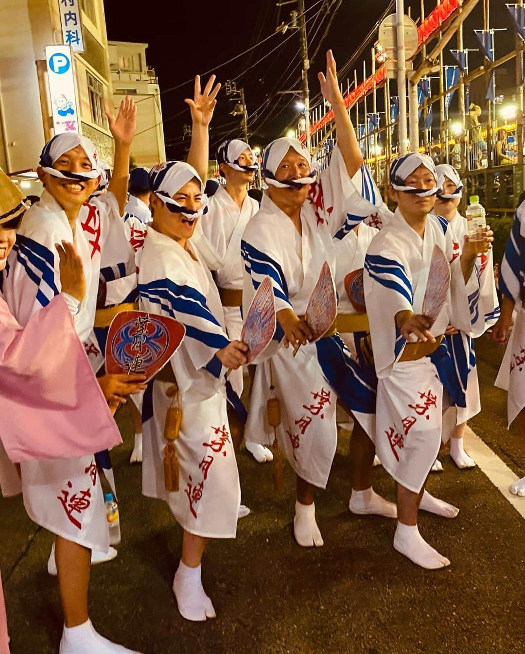 FISHBOYさんのインスタグラム写真 - (FISHBOYInstagram)「This is the traditional dance of Japan's summer, known as "Awa Odori." It's so much fun, so when you come to Japan during the summer, please make sure to experience it!!!  徳島市阿波踊りに今年も参加してきました。 今回も桟敷席で観たあとにそこらへんで適当に踊れたら位に思っていたら 有名連である葉月連 @hazukiren_official さんに参加できることになりました。  伝統を汚さぬ様に…と緊張しているところに 技術的な指導もしていただきつつ 楽しめばいいんだよ！とか お酒を勧めてくれたり等 優しく接して頂きました。 LOVE 葉月連… LOVE 阿波踊り。  今回は連員として一体になりたい！と思っていたのでどこにいるか分からない！が褒め言葉です。 (頑張って見つけてくれても嬉しいです笑)  外部の人はもちろん連員でさえも出れないことがある フィナーレの総踊りにも参加！  間違いなくこの夏のハイライトになる瞬間でした。 提案してくれた @orion888begin ありがとう！  阿波踊り、本当に楽しい空間なので是非遊びに行きましょう！ 阿波踊り関係者のみなさんも15日までお身体に気をつけて頑張ってください！」8月13日 13時18分 - fishboydance