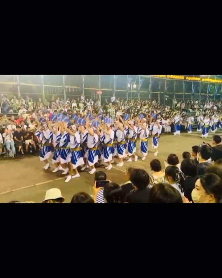 FISHBOYのインスタグラム：「This is the traditional dance of Japan's summer, known as "Awa Odori." It's so much fun, so when you come to Japan during the summer, please make sure to experience it!!!  徳島市阿波踊りに今年も参加してきました。 今回も桟敷席で観たあとにそこらへんで適当に踊れたら位に思っていたら 有名連である葉月連 @hazukiren_official さんに参加できることになりました。  伝統を汚さぬ様に…と緊張しているところに 技術的な指導もしていただきつつ 楽しめばいいんだよ！とか お酒を勧めてくれたり等 優しく接して頂きました。 LOVE 葉月連… LOVE 阿波踊り。  今回は連員として一体になりたい！と思っていたのでどこにいるか分からない！が褒め言葉です。 (頑張って見つけてくれても嬉しいです笑)  外部の人はもちろん連員でさえも出れないことがある フィナーレの総踊りにも参加！  間違いなくこの夏のハイライトになる瞬間でした。 提案してくれた @orion888begin ありがとう！  阿波踊り、本当に楽しい空間なので是非遊びに行きましょう！ 阿波踊り関係者のみなさんも15日までお身体に気をつけて頑張ってください！」