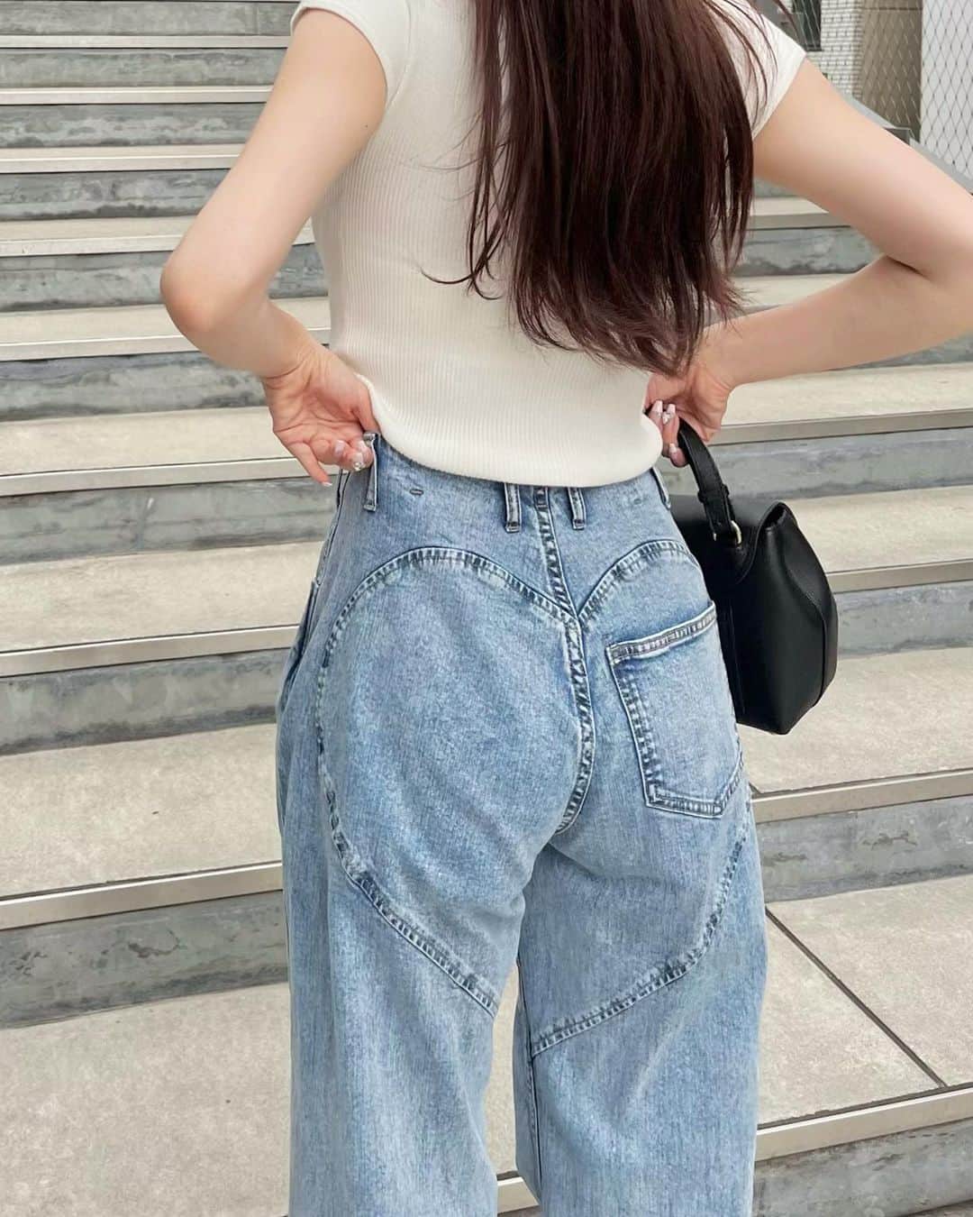 のインスタグラム：「. 後ろ姿も可愛いシンプルコーデ🤍  🏷️ tops @acym_official  シンプルで合わせやすいから重宝してる🤍 denim @andmary_official   #低身長コーデ#150cmコーデ #デニムコーデ #andmary#acym」