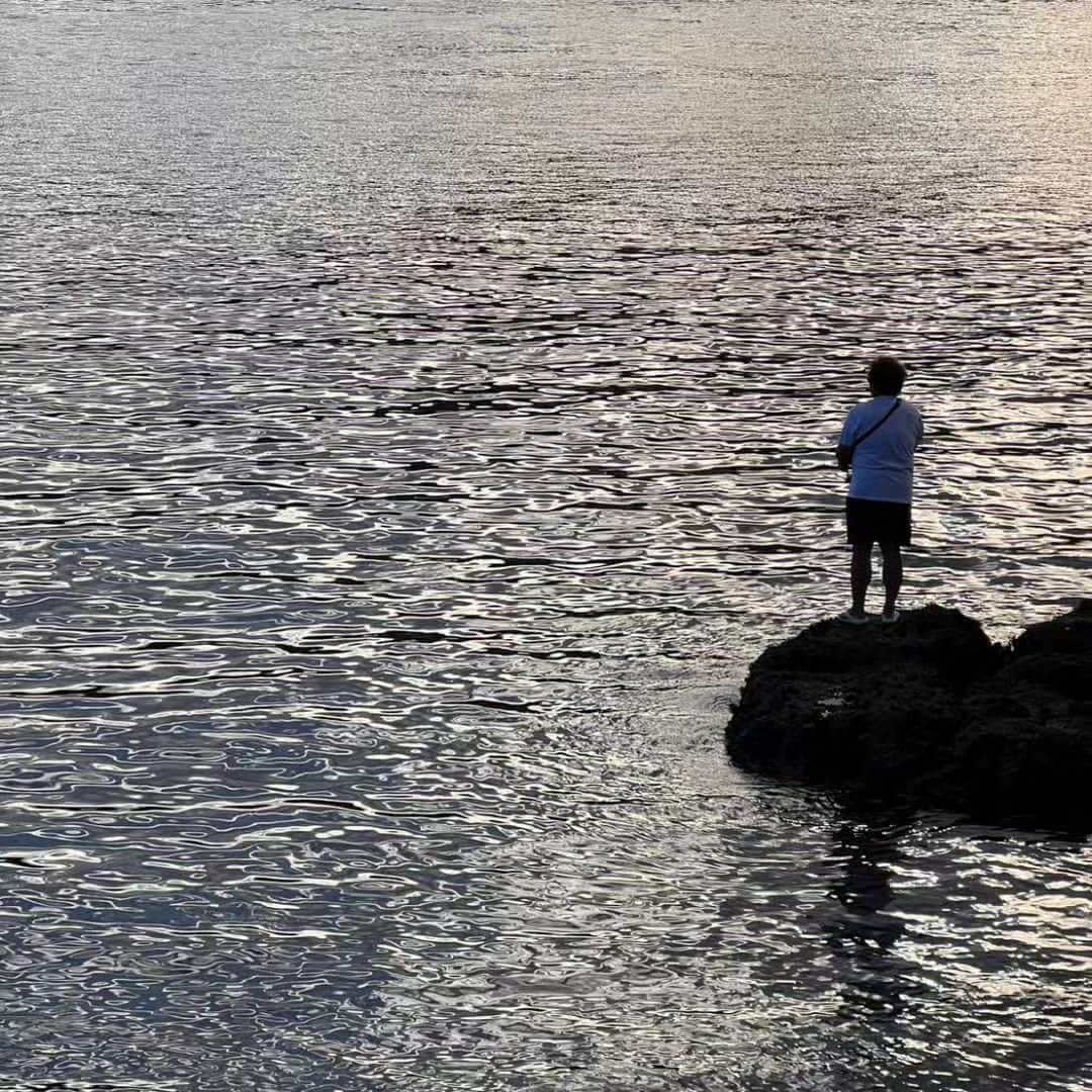 英太郎さんのインスタグラム写真 - (英太郎Instagram)「ぁ～夏休みぃ～🎶  今年は台風で沖縄キャンセル😭  しかし、熊本に天草があるじゃーの‼️ 上天草市野釜島‼️ ここはいいよー、加工なしで美しい海、夕焼け👍️ 最高だぁ～ 八福キャンプ場のおじちゃん、おばあちゃん、ご家族のみなさんありがとうございました、最高のBBQでした。 今年後何回行くだろうか、あっ、来週も上天草ウィークで19日はパールサンビーチでかたらんね海の家～でした、10時半から整理券配布、焼きそばを500円で販売します。 是非みなさんお越しください😁  海、最高‼️  #野釜島 #八福キャンプ場 #かたらんね #海の家 #19日 #パールサンビーチ #かたらんねファミリー #おそろTシャツ」8月13日 13時14分 - eitaro_boo