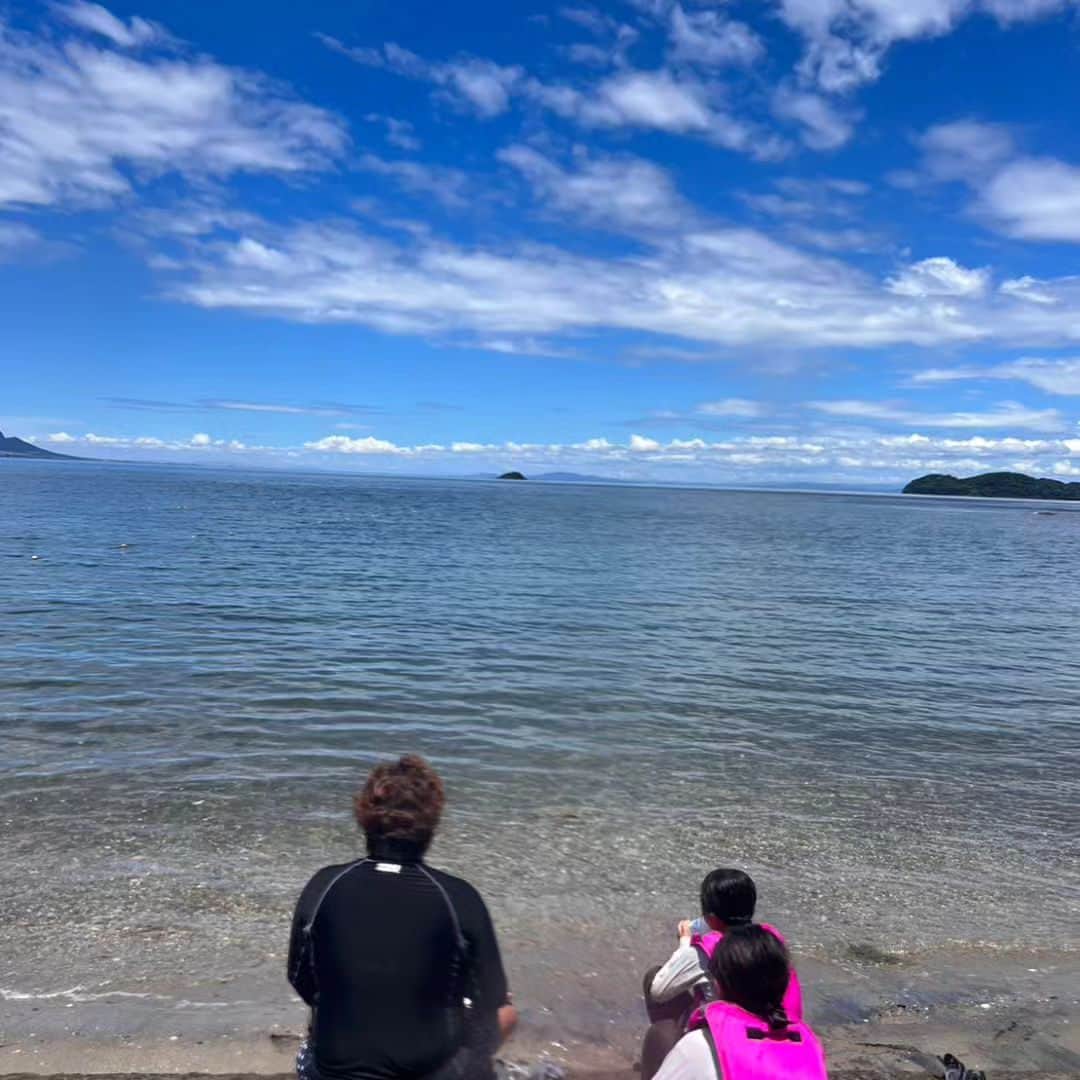 英太郎さんのインスタグラム写真 - (英太郎Instagram)「ぁ～夏休みぃ～🎶  今年は台風で沖縄キャンセル😭  しかし、熊本に天草があるじゃーの‼️ 上天草市野釜島‼️ ここはいいよー、加工なしで美しい海、夕焼け👍️ 最高だぁ～ 八福キャンプ場のおじちゃん、おばあちゃん、ご家族のみなさんありがとうございました、最高のBBQでした。 今年後何回行くだろうか、あっ、来週も上天草ウィークで19日はパールサンビーチでかたらんね海の家～でした、10時半から整理券配布、焼きそばを500円で販売します。 是非みなさんお越しください😁  海、最高‼️  #野釜島 #八福キャンプ場 #かたらんね #海の家 #19日 #パールサンビーチ #かたらんねファミリー #おそろTシャツ」8月13日 13時14分 - eitaro_boo