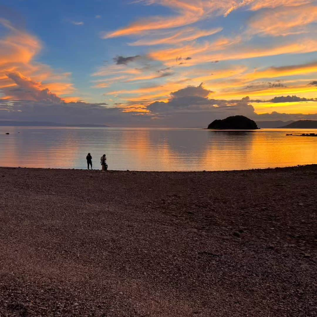 英太郎のインスタグラム：「ぁ～夏休みぃ～🎶  今年は台風で沖縄キャンセル😭  しかし、熊本に天草があるじゃーの‼️ 上天草市野釜島‼️ ここはいいよー、加工なしで美しい海、夕焼け👍️ 最高だぁ～ 八福キャンプ場のおじちゃん、おばあちゃん、ご家族のみなさんありがとうございました、最高のBBQでした。 今年後何回行くだろうか、あっ、来週も上天草ウィークで19日はパールサンビーチでかたらんね海の家～でした、10時半から整理券配布、焼きそばを500円で販売します。 是非みなさんお越しください😁  海、最高‼️  #野釜島 #八福キャンプ場 #かたらんね #海の家 #19日 #パールサンビーチ #かたらんねファミリー #おそろTシャツ」