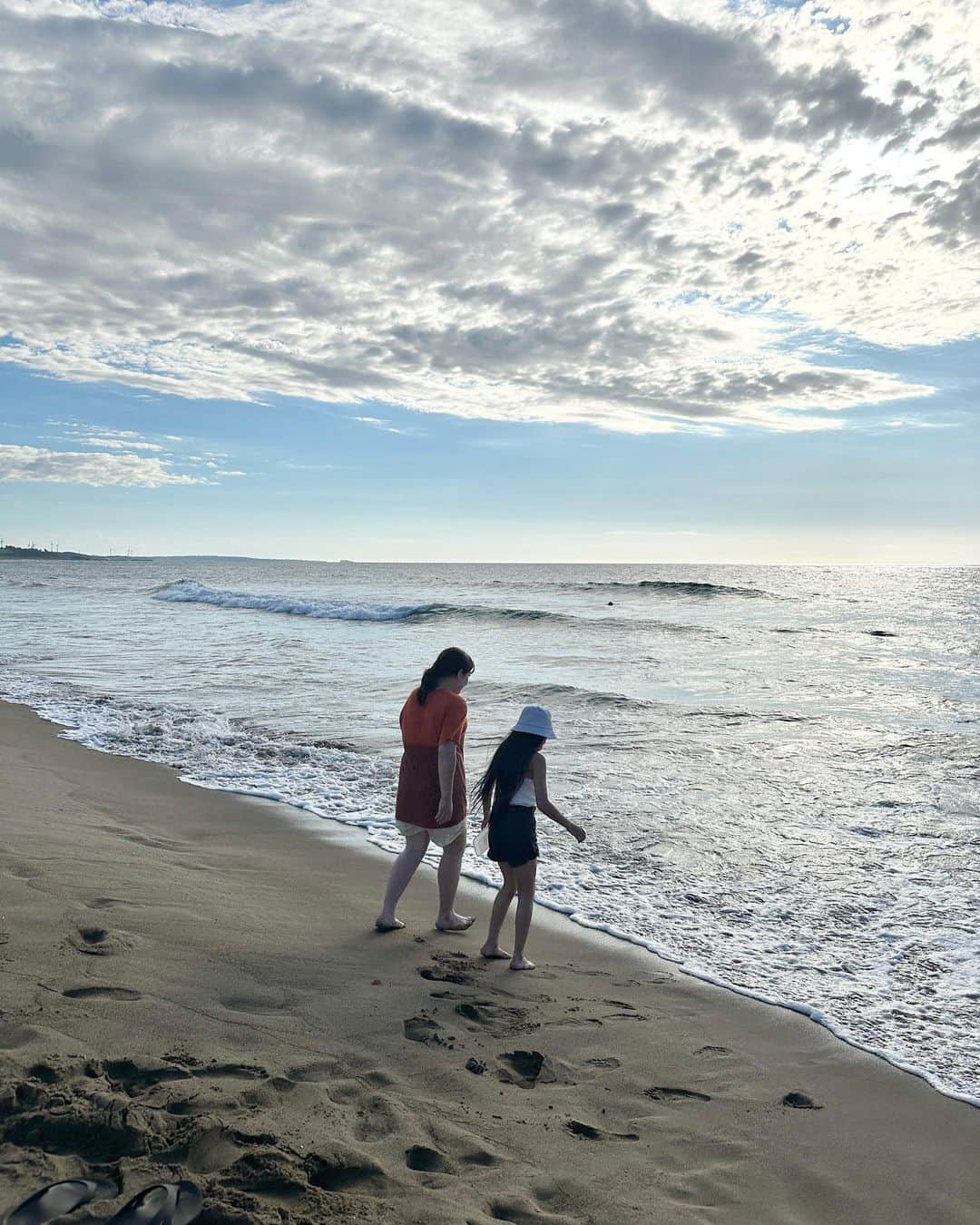 ベビちぃ。さんのインスタグラム写真 - (ベビちぃ。Instagram)「石川県に住んでいる大好きなお姉ちゃんとお兄ちゃんに会いに行ったよ💗 3日間、毎日プールで泳いでアイス食べて、海行ってかき氷食べて、 タニシを探したり花火したり最高な夏休み☀️またすぐに会いたいな💕 サンセットがとてもキレイだったからみんなにもお裾分け🥰 海洋プラスチックゴミを拾って、夏休みの自由研究に使うんだ📝」8月13日 13時19分 - babychi_official