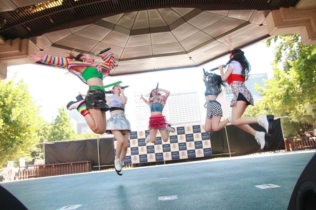 のインスタグラム：「ㅤㅤㅤㅤ 🌻🌈♥️💜🩷💙💚 5月の野外ワンマンのリベンジ🔥 嘘みたいに晴れたよ☀️ 雨の野外も似合うけどやっぱり晴れの野外には勝てないね。Chu-Z似合いすぎちゃってたね🤭 本当たくさん、長く活動してきてますが初めてのことや色んなことを更新できることが嬉しい！ 12年目、1秒たりとも見逃さないでよね😘🌻🩷 みんなありがとう🌻🌈 #chaosundergroundzealot #chu_z #foryou #japanese #japaneseidol #idol #summer #chu_z0812日比谷無銭ワンマン #野外ライブ #日比谷公園」