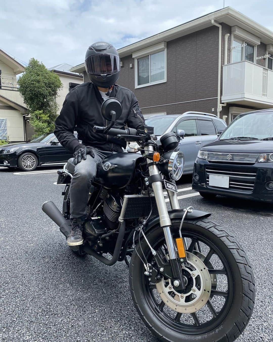 田代将太郎のインスタグラム：「バイク納車しました🛵 GPXというタイのメーカーです。 Legend250twinという名前らしいです🛵 スポーツタイプばかり乗っていた🏍️のでこういうのは初めてです🙌🏼 8/13納車日雨で不安でしたが、降りませんでした😄  これからガソリンがどんどん高くなるらしいです😵 バイクは燃費がいいので節約対策です😇 がんばろー！  #gpx #legend250twin  #バイク」