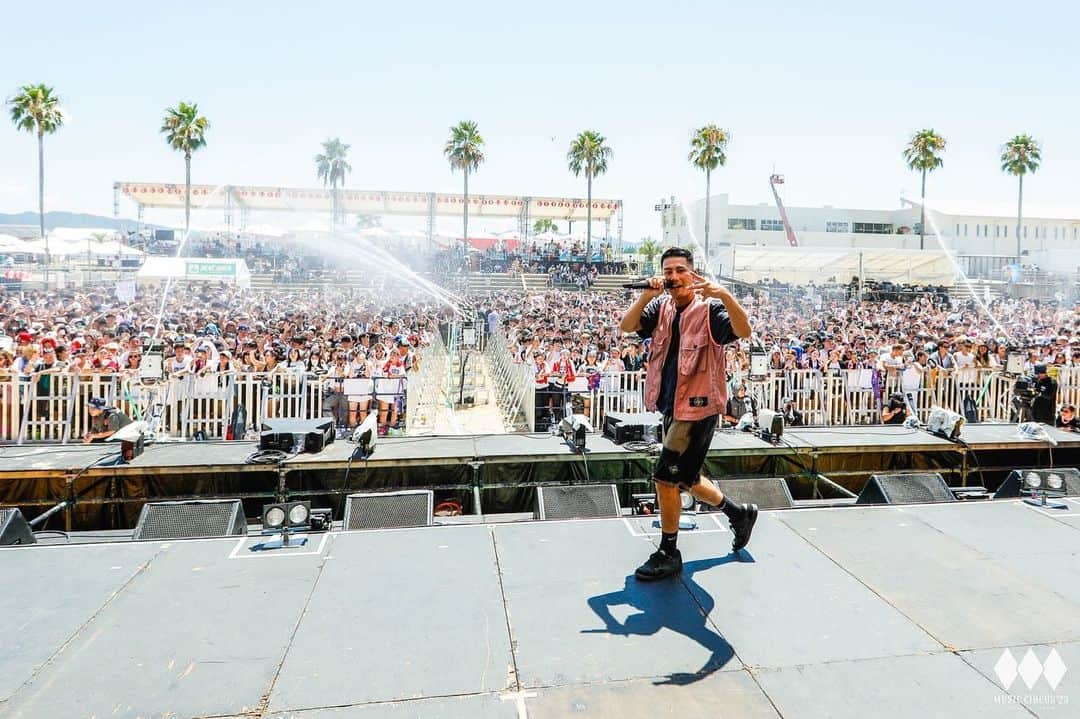 AKLOのインスタグラム：「ミュージックサーカス☀️💦🔫 今年も誘ってくれてありがとう🤝 一緒に歌ったり盛り上がってくれたみんな最高だったよ💯 @music_circus  #ミュージックサーカス」