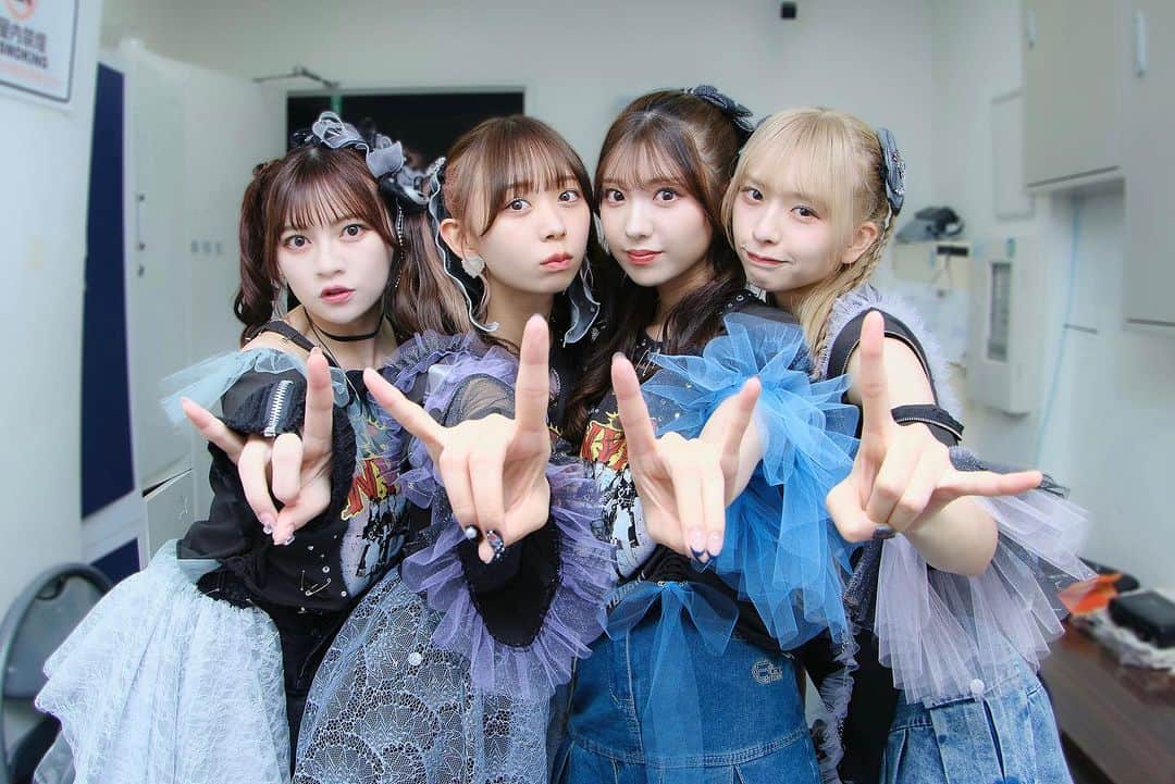 のインスタグラム：「生バンドライブ 「The World Standard〜史上最高の恋しよう？～」 ありがとうございました🎸!!  💚💜🩵🩷 #史上最高の恋しよう #wasuta #わーすた  #NEKONOTEBAND #jpop #japanesegirl #かわいい #kawaii #harajuku #japaneseidol #japaneseidols #japanesemusic #バンド #アイドル衣装 #와스타」