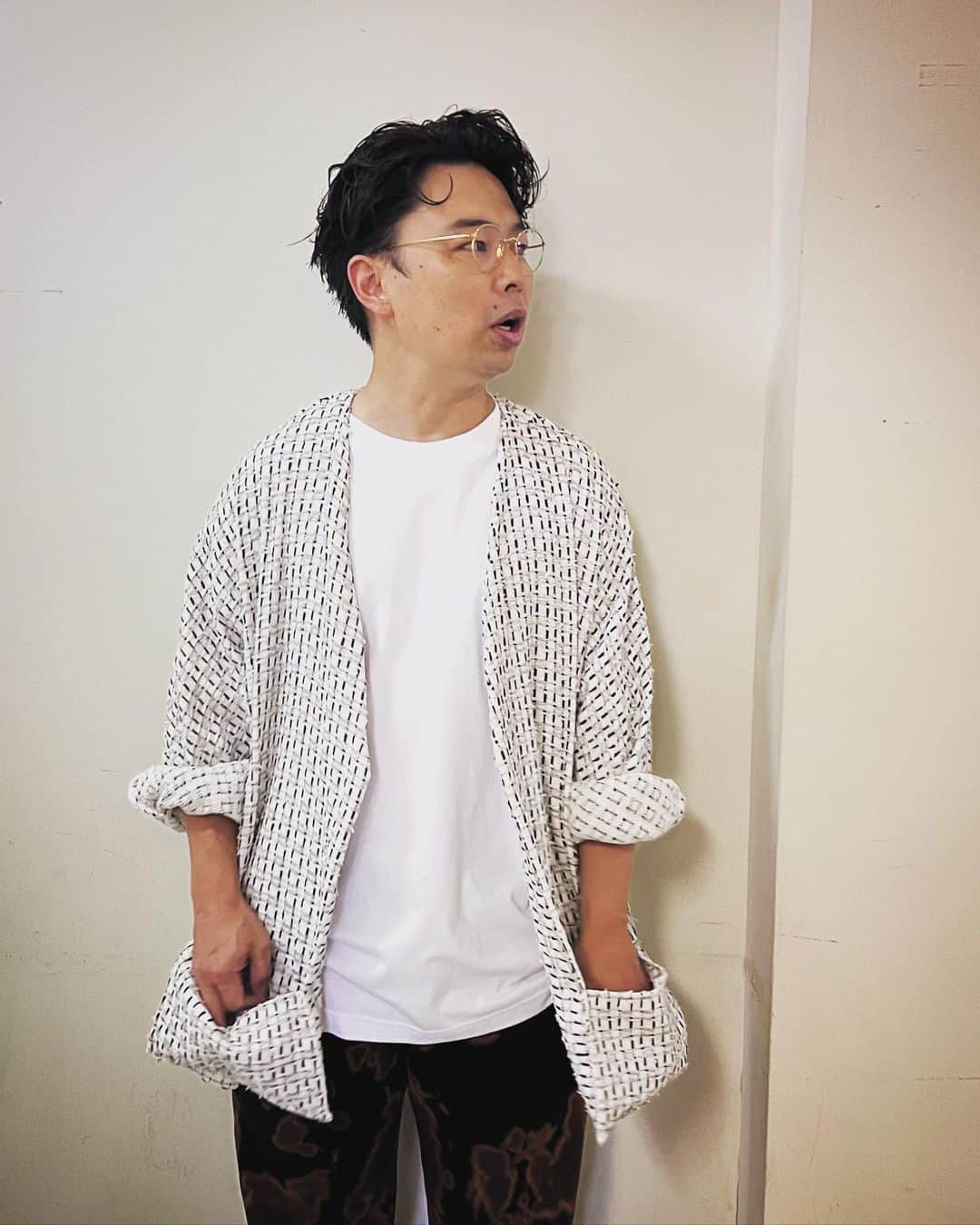 浜野謙太さんのインスタグラム写真 - (浜野謙太Instagram)「@o.i.ra のジャケットを着て これからムロさんとトークショー。  #どうする家康」8月13日 13時35分 - hamaken0805