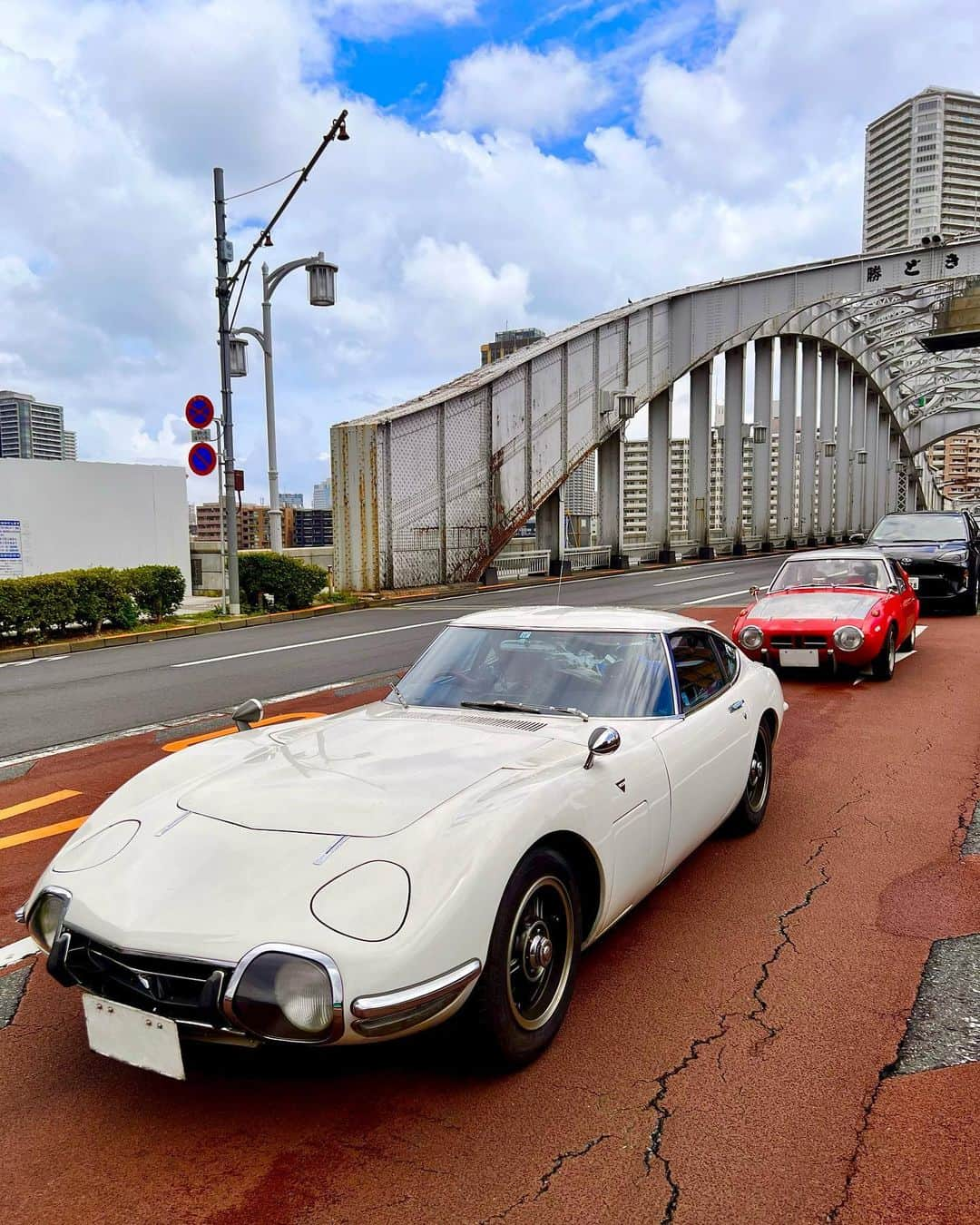 ピエール瀧のインスタグラム：「超激レアツーショット‼︎ こんなん初めて見た。超嬉しい😭  #2000GT #ヨタハチ」