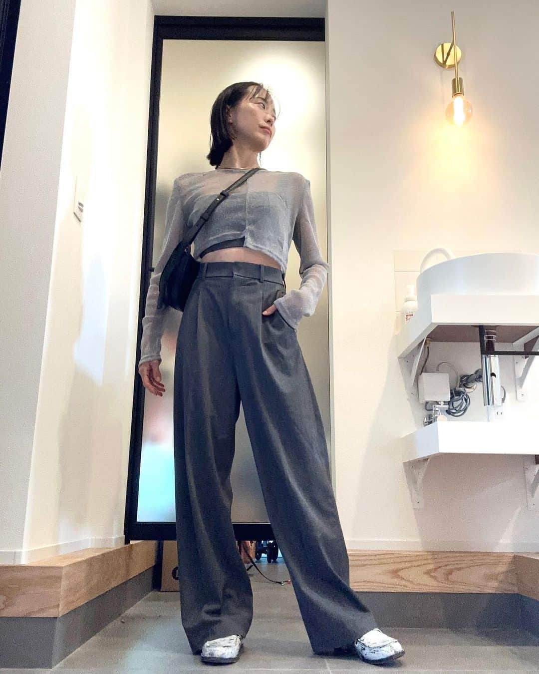のインスタグラム：「シルバーやシアー素材がトレンドらしく🩶  @shein_japan で650円だった シルバーのトップスが可愛くて 大成功✨  関西人なので安くて 良い物に出会ったら 自慢したいあるある　 #関西人あるある　 #これなんぼに見える？  試着しててテンション上がって 子供達がお昼寝中に 1人でファッションショー✨  昔から大好きなモノトーンコーデに🩶🖤🤍  👕 @shein_japan #shein  👖 @uniqlo  #ユニクロ  👞 @mm6maisonmargiela  👜 @polene_paris   #プチプラコーデ  #プチプラ #sheinコーデ  #ユニクロコーデ  #2児の母 #ピラティス #元ダンサー #ペリネケアリスト」