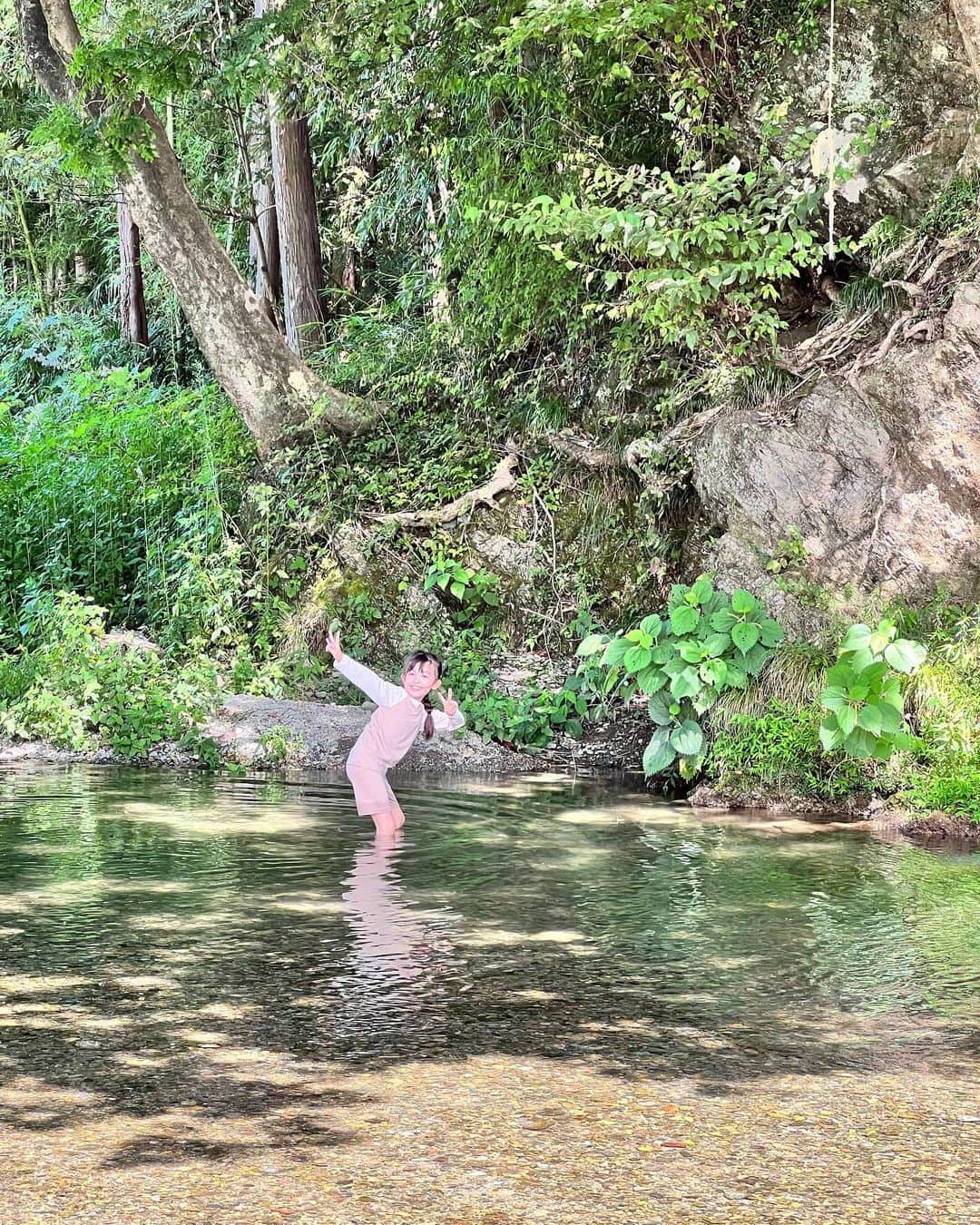 アレン明亜莉クレアさんのインスタグラム写真 - (アレン明亜莉クレアInstagram)「🩵  緩やかな川に遊びに行きました〜🌻  冷たくて気持ちが良かったみたいです！ 滑り台もあって楽しんでいました😊  あと1回川に入りたかったけど台風が問題です⤵︎  皆さんも気をつけてください💦💦  #川遊び  #girlsmodel #8歳 #kidsmodel #子どものいる暮らし #女の子コーデ  #インスタキッズ #ig_baby #ig_kids #子役  #ハーフキッズ #ママノワ #mixedkids #女の子モデル #ファッションモデル #ハーフ子役 #mamanokoカメラ部 #instagram_kids #insta_kids #ベビフル #コズレ  #ママリ #キッズフォト  #メアリーちゃん #アレン明亜莉クレア」8月13日 13時39分 - mary.2015c