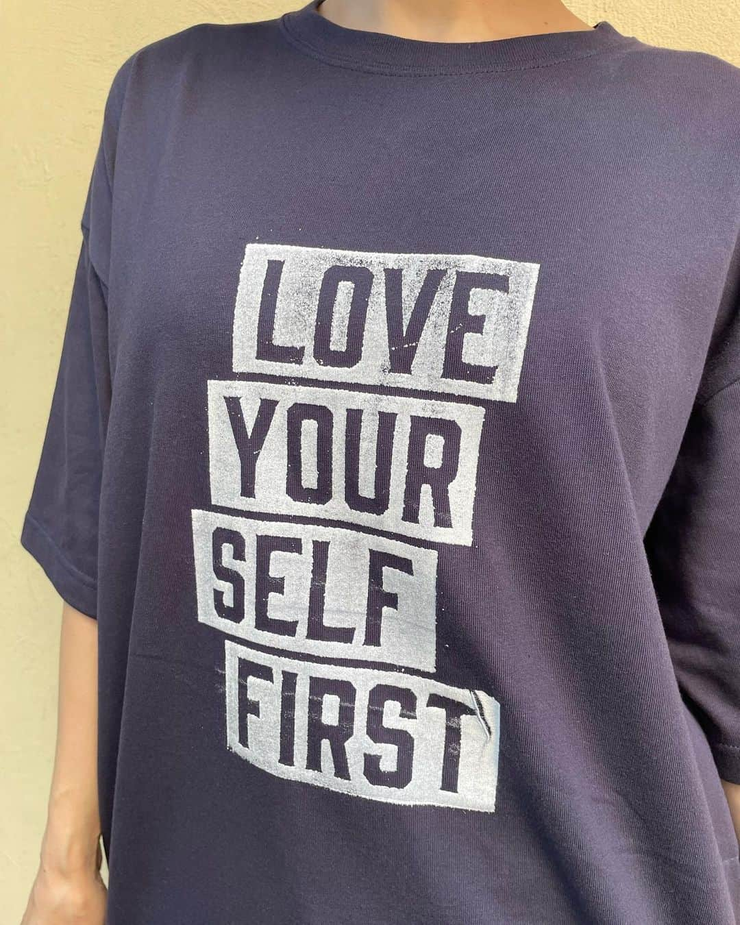 Soweluさんのインスタグラム写真 - (SoweluInstagram)「私が個人的にほしいと思ってたネイビーカラーバージョンの 『Love your self first』Tシャツ。 試しに作ってみたら想像以上に可愛かったので少量ですが数量限定で販売しようと思います🌼  今回はめっちゃ味のあるヴィンテージ感たっぷりの仕上がりになってるよ✨  この後14:00から販売スタートです！  興味ある方はプロフィールにあるリンク先からCheckしてみてね💙  #loveyourselffirst  #手刷り #Tシャツ #handmade #tshirt」8月13日 13時40分 - sowelu_