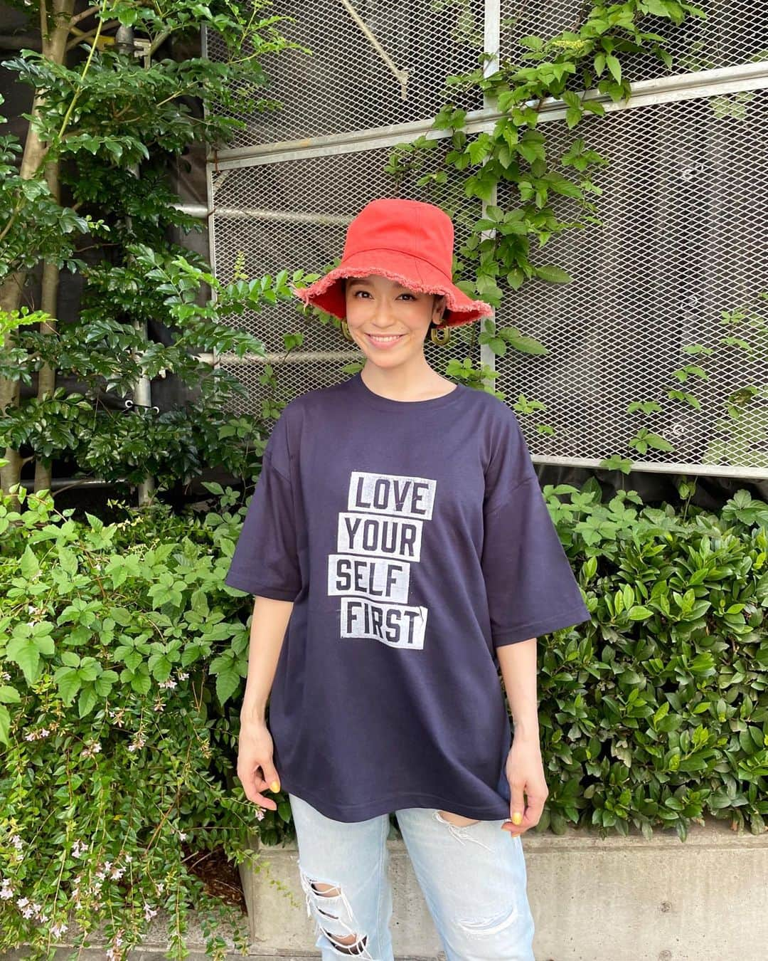 Soweluのインスタグラム：「私が個人的にほしいと思ってたネイビーカラーバージョンの 『Love your self first』Tシャツ。 試しに作ってみたら想像以上に可愛かったので少量ですが数量限定で販売しようと思います🌼  今回はめっちゃ味のあるヴィンテージ感たっぷりの仕上がりになってるよ✨  この後14:00から販売スタートです！  興味ある方はプロフィールにあるリンク先からCheckしてみてね💙  #loveyourselffirst  #手刷り #Tシャツ #handmade #tshirt」