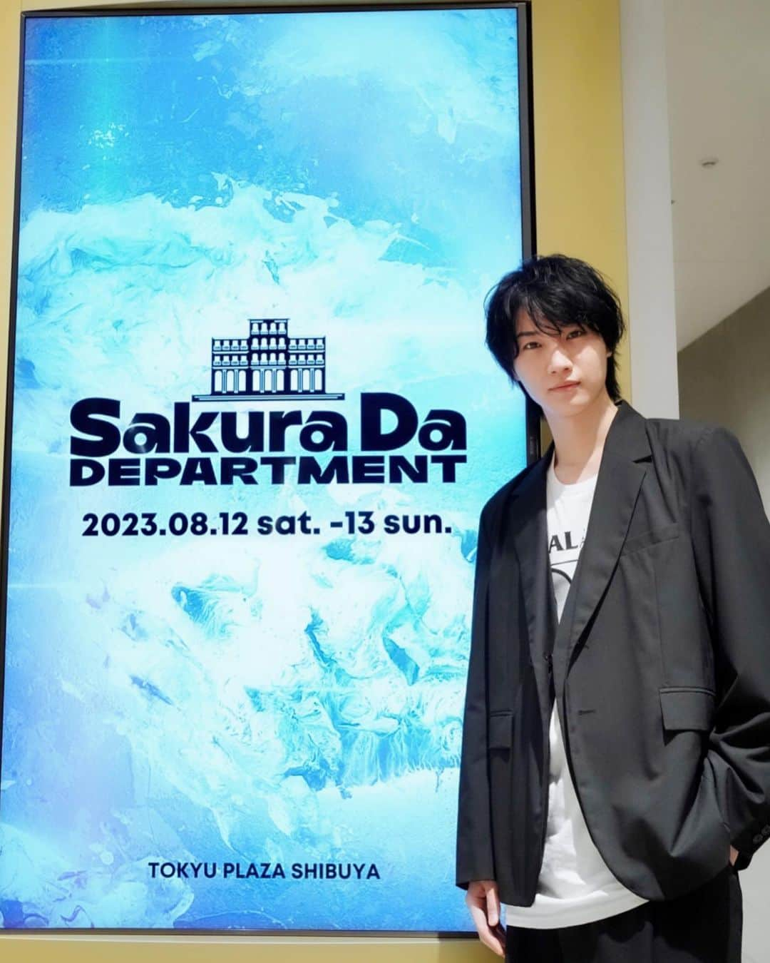 桜田通のインスタグラム：「Sakura da Department  東急プラザ渋谷(渋谷フクラス)で開催中の桜田通のポップアップ『Sakura da  Department』に遊びに行ってきました✨  今年開催したZeppツアーの写真展"Dori's Live Photography"や、現在製作中のグッズの展示、MIRAIのCDリリースを記念したここでしか買えないTシャツ 『MIRAI ARTWORK by SHINNOSUKE T-shirt』などが販売されています！  桜田通の部屋をイメージしたぬいぐるみやアート品が展示されている"Dori's Room"では実際に家で愛用しているものと同じ @lg_japan さんのプロジェクターも設置するほどこだわっています！  さらに桜田通が愛用している美容グッズが手に取れる"Dori's Select Shop"では今回、多大なるご協力のもと  AHRES様 (@ahres_official )『Boost Pomper X』 athletia様 (@athletiabeauty )『スムース ボディミルク N 01』 FEMMUE様 (@femmue_japan )『ドリームグロウマスク RR』  こちらの３つのアイテムを特別にこのポップアップで販売させていただいております！ 普段からお気に入りでおすすめのスキンケアアイテムたちなので、この機会に是非、皆さんも試してみてほしいです☺️  (映画 大名倒産 @daimyo_tosan のパンフレットもこそっと販売中)  さらに2022年にミキモト様(@official_mikimoto )との企画 「My Pearls, My Style」で真珠養殖場へ訪問したのですが、そこで体験させていただいたた「挿核作業」により生まれた真珠も特別に展示しています！ ミキモトの皆様が初の挿核作業でここまで真珠が形として生まれてきてくれるのは"奇跡"だとおっしゃっておりました🙇‍♂️✨  今回リリイベに合わせて初のポップアップまで開催することができて本当に幸せです！ また機会を作れるなら次は東京以外の地でも開催できることを願っています✨その為にこれからも頑張ります！  『Sakura da Department』は本日の20時まで、東急プラザ渋谷(渋谷フクラス)さんにて開催中です！ お近くの方は是非遊びに行ってみて下さいね🌟  #SakuradaDepartment #MIRAI #PR? @nosukegram.japan @dorisakurada  @hypemoriguchi   服 @musinsa_japan」