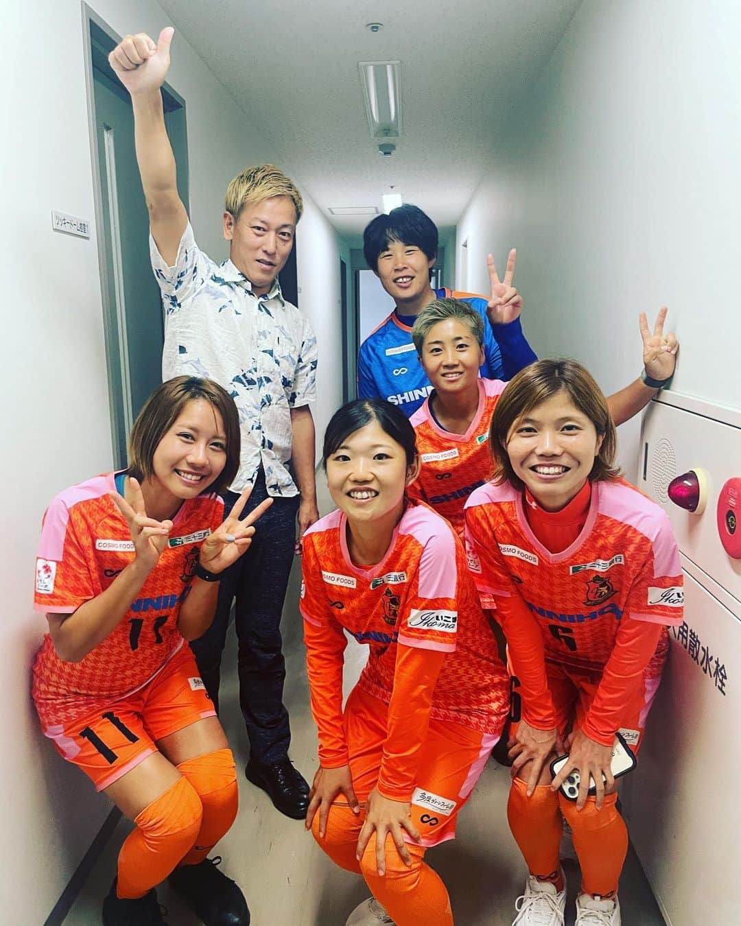 じゅんいちダビッドソンのインスタグラム：「ボートレース場でポートレート。 ヴィアティン三重レディースのみなさんとわたしでボートレース場でトークするというオリジナリティ溢れるイベントでしたさ〜🤣  #ボートレース #三重 #サッカー #この日わたしは4レース中3レース当てたのだ✌️」