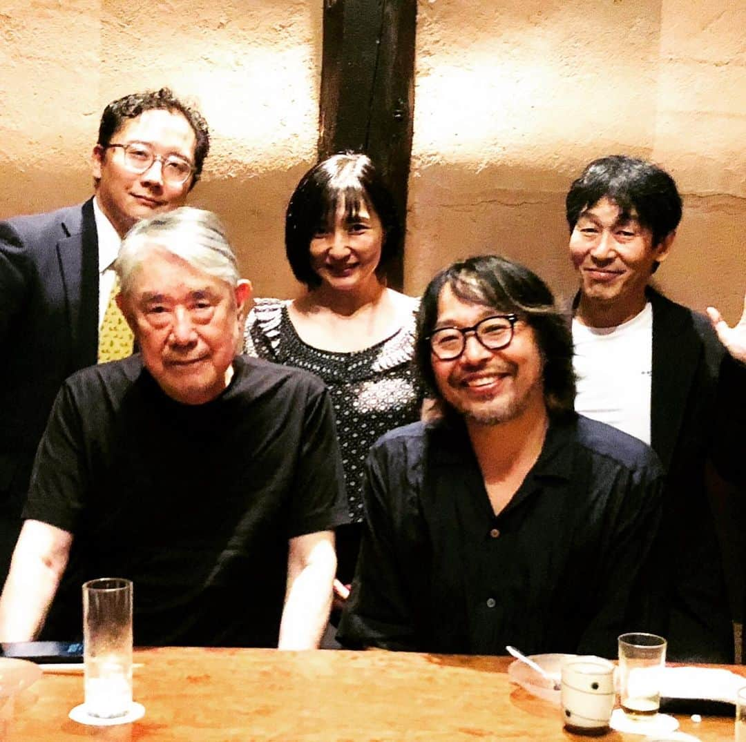 松本隆さんのインスタグラム写真 - (松本隆Instagram)「打ち上げの店でご飯食べた後。彼はものすごく大きな楽器車に乗った。東京から運転してきて、これから香川に行くって。そのフットワークの軽さが詞にも曲にもあらわれてる。」8月13日 13時45分 - takashi_matsumoto_official