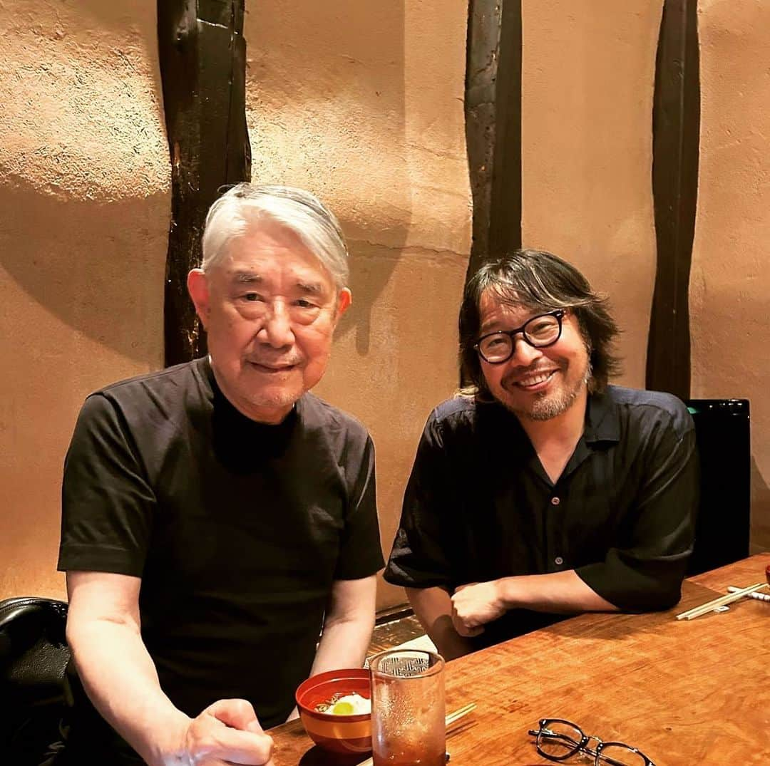 松本隆さんのインスタグラム写真 - (松本隆Instagram)「打ち上げの店でご飯食べた後。彼はものすごく大きな楽器車に乗った。東京から運転してきて、これから香川に行くって。そのフットワークの軽さが詞にも曲にもあらわれてる。」8月13日 13時45分 - takashi_matsumoto_official