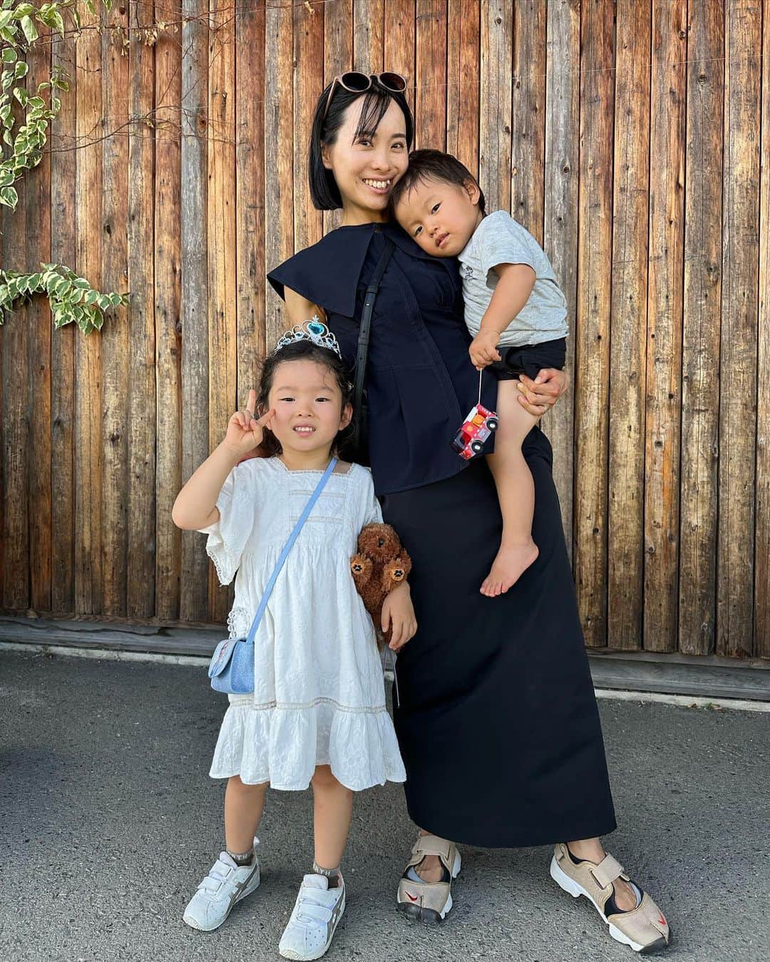 のインスタグラム：「夏休みいかがお過ごしですかー❓ 今年は本当に暑くてなかなかお出かけできていません💦  おばあちゃんが泊まりに来てくれたので4人でどうぶつ王国まで行ってきました🩵  暑くて暑くて全部は回れなかったんだけど、なんとか夏休みらしい事ができて良かった😆  暑くて暑くて汗びっしょり 前髪も崩れ放題で 記念撮影📸  由芽ちゃんはペリカンが印象的だったみたい✨ バードショーも見れて大満足🩵  #夏休み #5歳 #2歳」