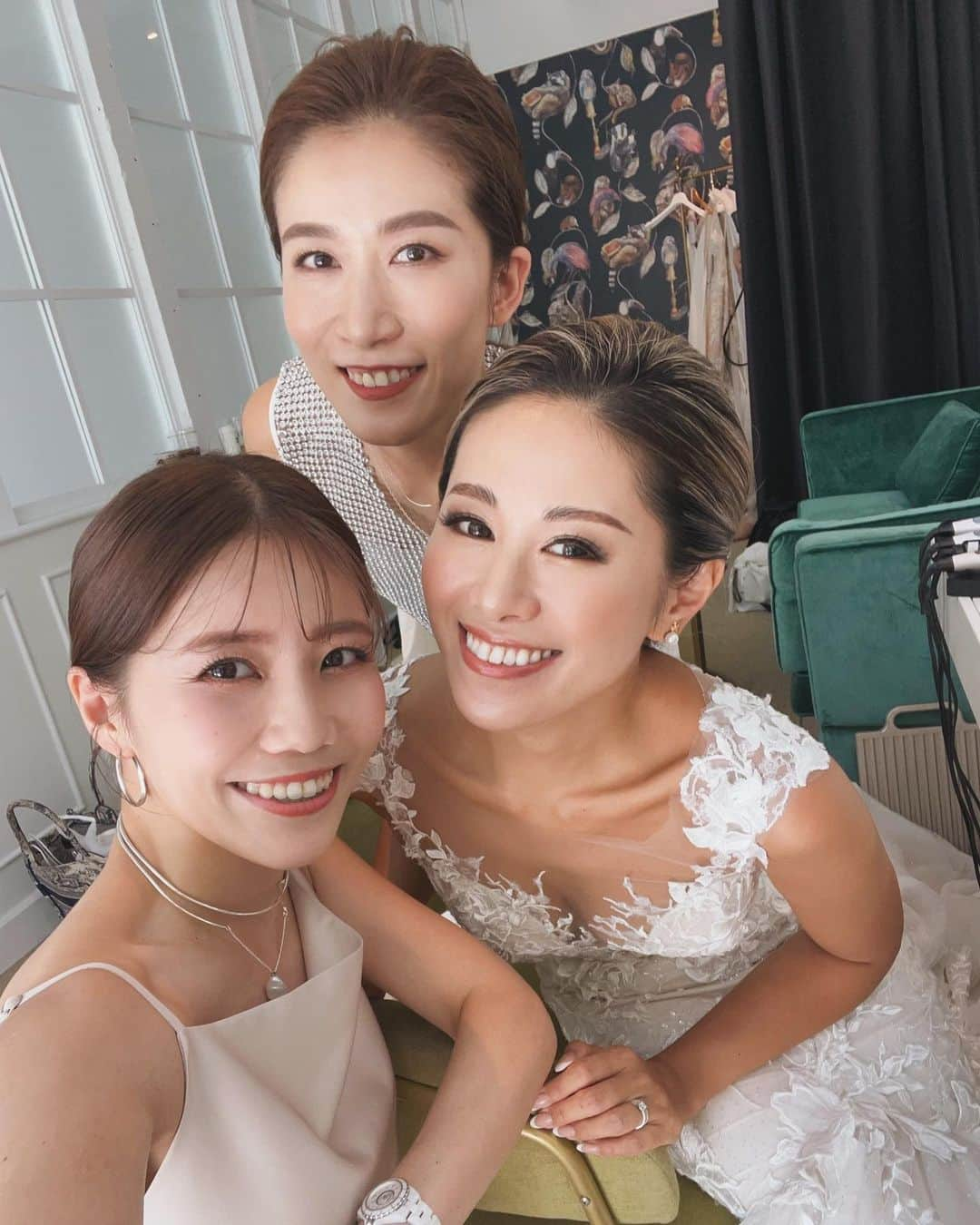 竹本実加のインスタグラム：「8.5 𝑬𝒅𝒅𝒚&𝑨𝒚𝒂𝒌𝒐 𝒘𝒆𝒅𝒅𝒊𝒏𝒈❤︎ ⁡ 最幸だった結婚式！ ⁡ 『あなた以外にヘアメイクは無理』  と言ってくれたその言葉が 何よりもとてもとてと嬉しかった。 ⁡ ⁡ 絢子以上に余韻に浸ってる、みんな(笑) こんなにも幸せな時間は、あやこの人徳。 あなたの人生に携われて とっても幸せです✴︎ ⁡ ⁡ ヘアは私、メイクは早苗さん。 2人で担当できたことも すごく意味があって嬉しくて 本当に幸せ。 ⁡ みんなでわいわい支度して楽しかったけど リップシーンにはうっとり💋 ⁡ ⁡ ⁡ 絢子めっちゃ綺麗だった🥺  心からおめでとう🎉💕  ⁡  ハイライトに載せたので ここではヘアスタイルまとめ♡  ⁡ 𓂃𓈒𓂂𓏸 ⁡ 𝑺𝒑𝒆𝒄𝒊𝒂𝒍 𝒕𝒉𝒂𝒏𝒌𝒔！ ⁡ ⁡ 👰🏻‍♀️ @ayako.bridalphotography  💄 @sanae.bridalhairmake 💐 @mico.floraldesigner  👗 @reginacloset027  👗 @chezrobe  👗 @failily_weddingsalon  👗 @throb.__ 🎬 @tsugiishi_tomato  📸 @gqwedding_official 🎤 @thebilingualmcjustin 🙋🏻‍♂️ @t.kasuya_tk.wedding  ⁡ ⁡ ⁡ #大好きな人の結婚式 #幸せをありがとう #心からおめでとう」