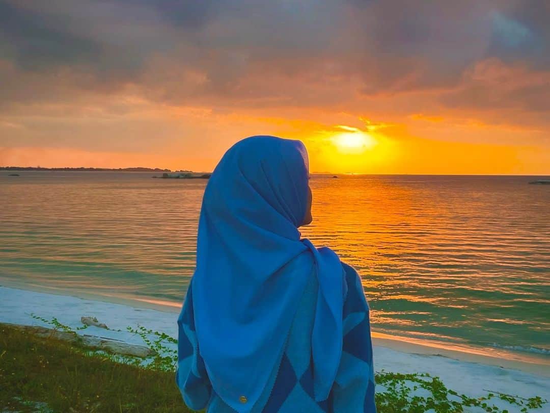 ドゥイ・プトゥリ・ボニタのインスタグラム：「Apa yang lebih indah dari melihat sunset?」