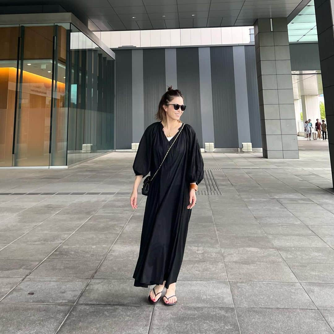 斎藤寛子さんのインスタグラム写真 - (斎藤寛子Instagram)「今回、東京での服装のテーマは とにかく楽に過ごしやすく、動きやすく、そして乾きやすく。  ちょっと外に出ただけで、汗をかくからね、本当に暑すぎだよ〜🥵  そんな中、走り回って汗だくな末っ子。 走るだけで楽しいらしい。笑 子供あるあるよね、そんな時期😅  旅から帰っての洗濯物の山になるのが嫌だから、今回は6泊するし、コインランドリーで洗濯するとしよう🧺🌀✨  one-piece @chouchou_2011  sunglasses @bottegavenetaworld  sandals @tkees  bag @chouchou_2011   #リラックスコーデ #ワンピース　#ゆるコーデ #夏休み旅行」8月14日 0時48分 - hiroko4life