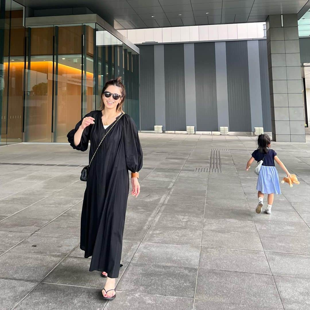 斎藤寛子さんのインスタグラム写真 - (斎藤寛子Instagram)「今回、東京での服装のテーマは とにかく楽に過ごしやすく、動きやすく、そして乾きやすく。  ちょっと外に出ただけで、汗をかくからね、本当に暑すぎだよ〜🥵  そんな中、走り回って汗だくな末っ子。 走るだけで楽しいらしい。笑 子供あるあるよね、そんな時期😅  旅から帰っての洗濯物の山になるのが嫌だから、今回は6泊するし、コインランドリーで洗濯するとしよう🧺🌀✨  one-piece @chouchou_2011  sunglasses @bottegavenetaworld  sandals @tkees  bag @chouchou_2011   #リラックスコーデ #ワンピース　#ゆるコーデ #夏休み旅行」8月14日 0時48分 - hiroko4life