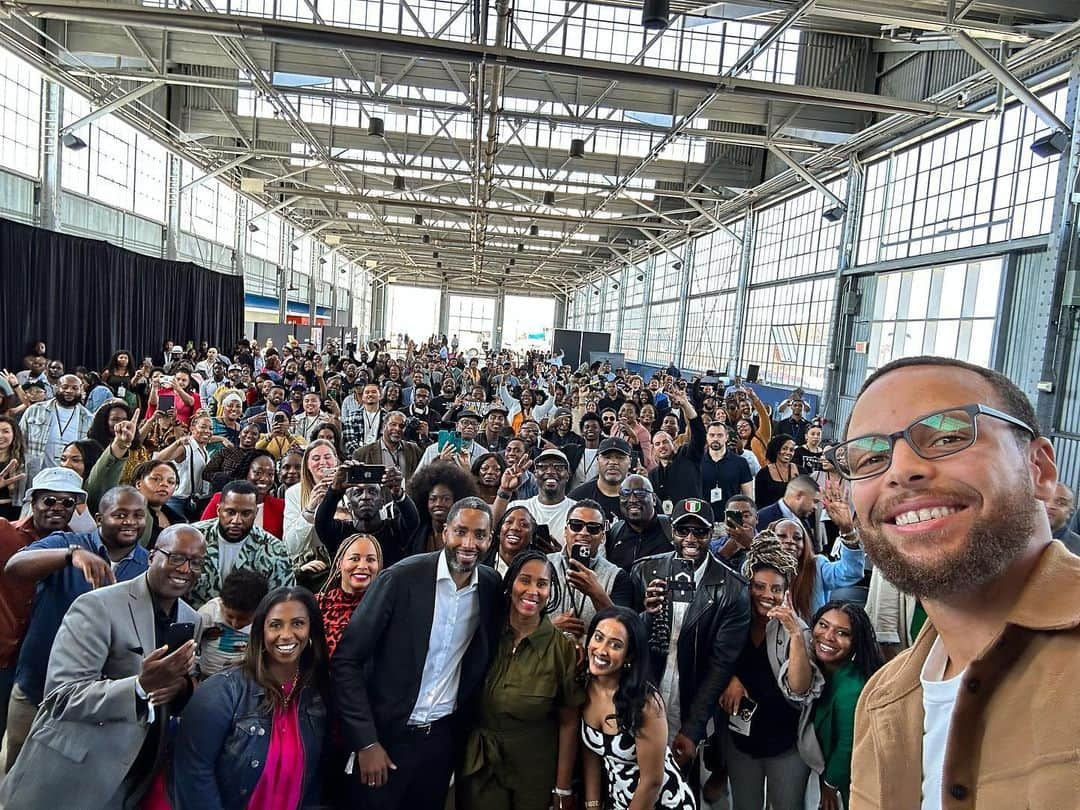 ステフィン・カリーさんのインスタグラム写真 - (ステフィン・カリーInstagram)「An honor to speak at @jpmorgan @chase's 1st Advancing Black Wealth Tour in Oakland! Joining members of our Bay Area community, it was such an enlightening experience discussing everything from the racial wealth gap, the world of venture capitalism and much more. It's conversations like this that are needed! #ChasePartner」8月14日 0時42分 - stephencurry30