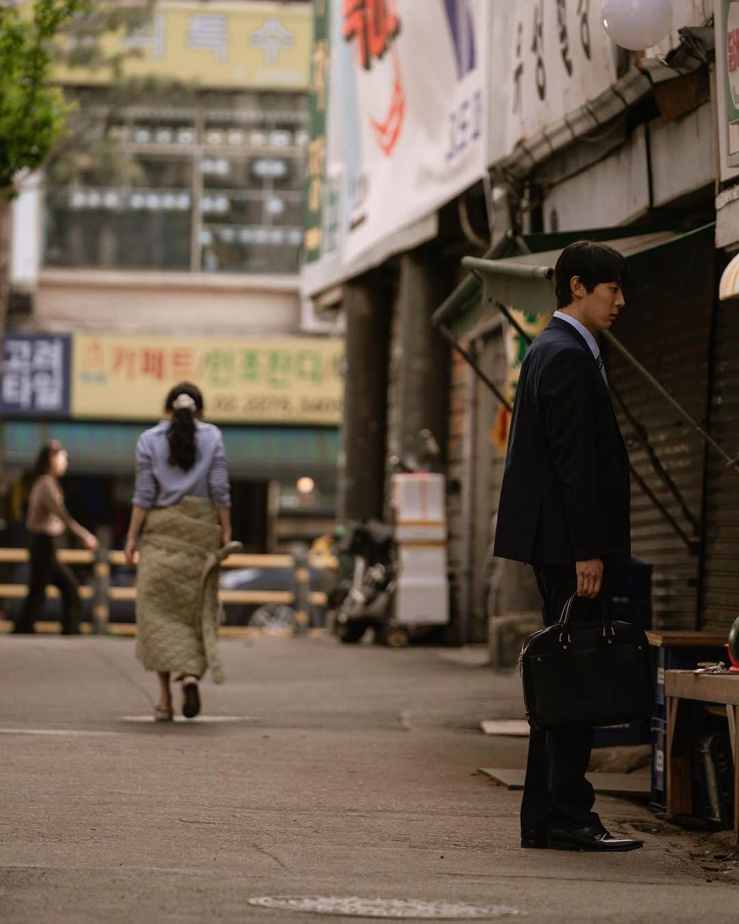 シン・ヒョンスさんのインスタグラム写真 - (シン・ヒョンスInstagram)「1998年, 강수와 해숙.  photo. @blackaura36.5  #tvN #복숭아누르지마시오」8月14日 18時30分 - shintop20