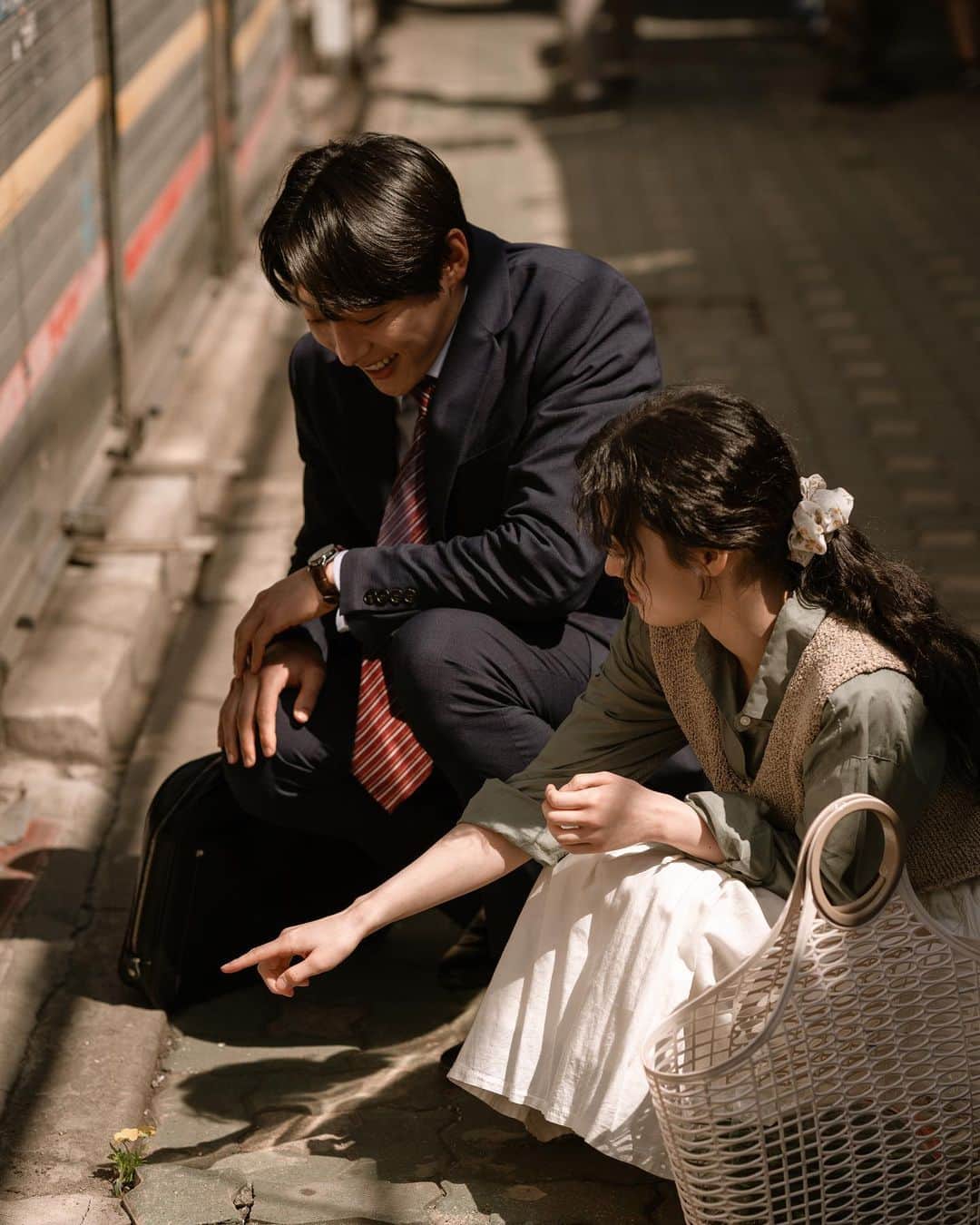 シン・ヒョンスさんのインスタグラム写真 - (シン・ヒョンスInstagram)「1998年, 강수와 해숙.  photo. @blackaura36.5  #tvN #복숭아누르지마시오」8月14日 18時30分 - shintop20
